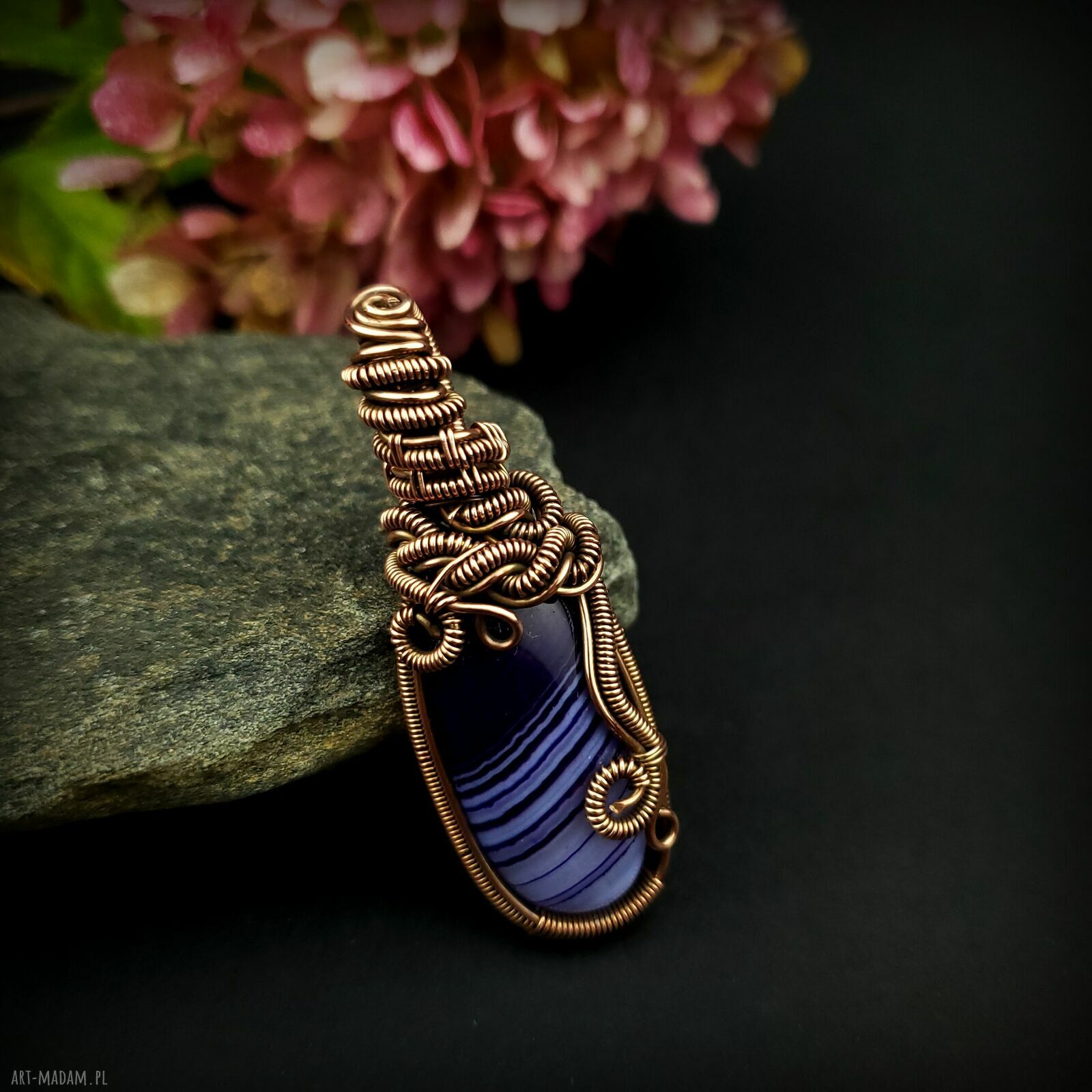 Wisiorek z fioletowym agatem w miedzianej oprawie wire wrapping