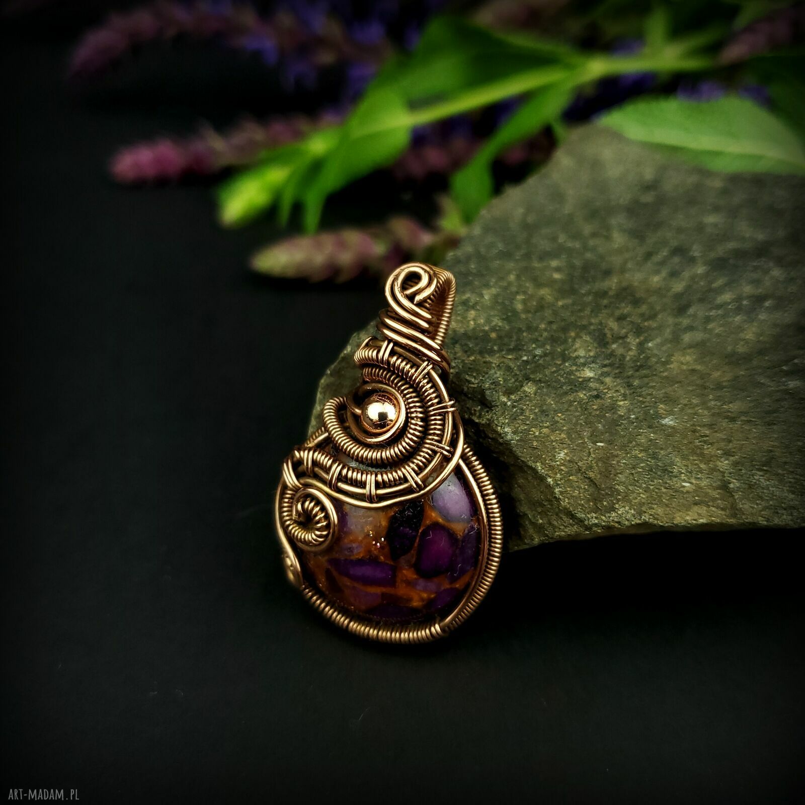 Wisiorek z fioletowym agatem w technice wire wrapping