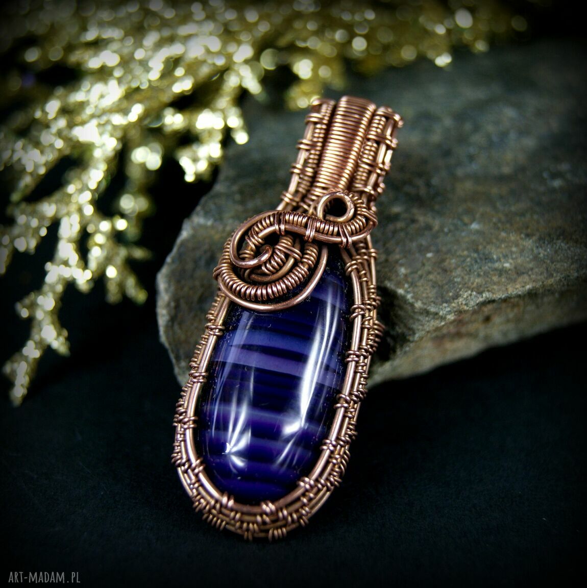 Fioletowy agat w miedzianym wire wrappingu - wisiorek talizman