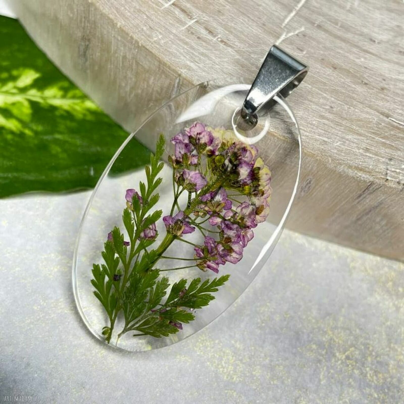 Wisiorek z gałązką smagliczki z1861 - botaniczna biżuteria z żywicy na wiosnę