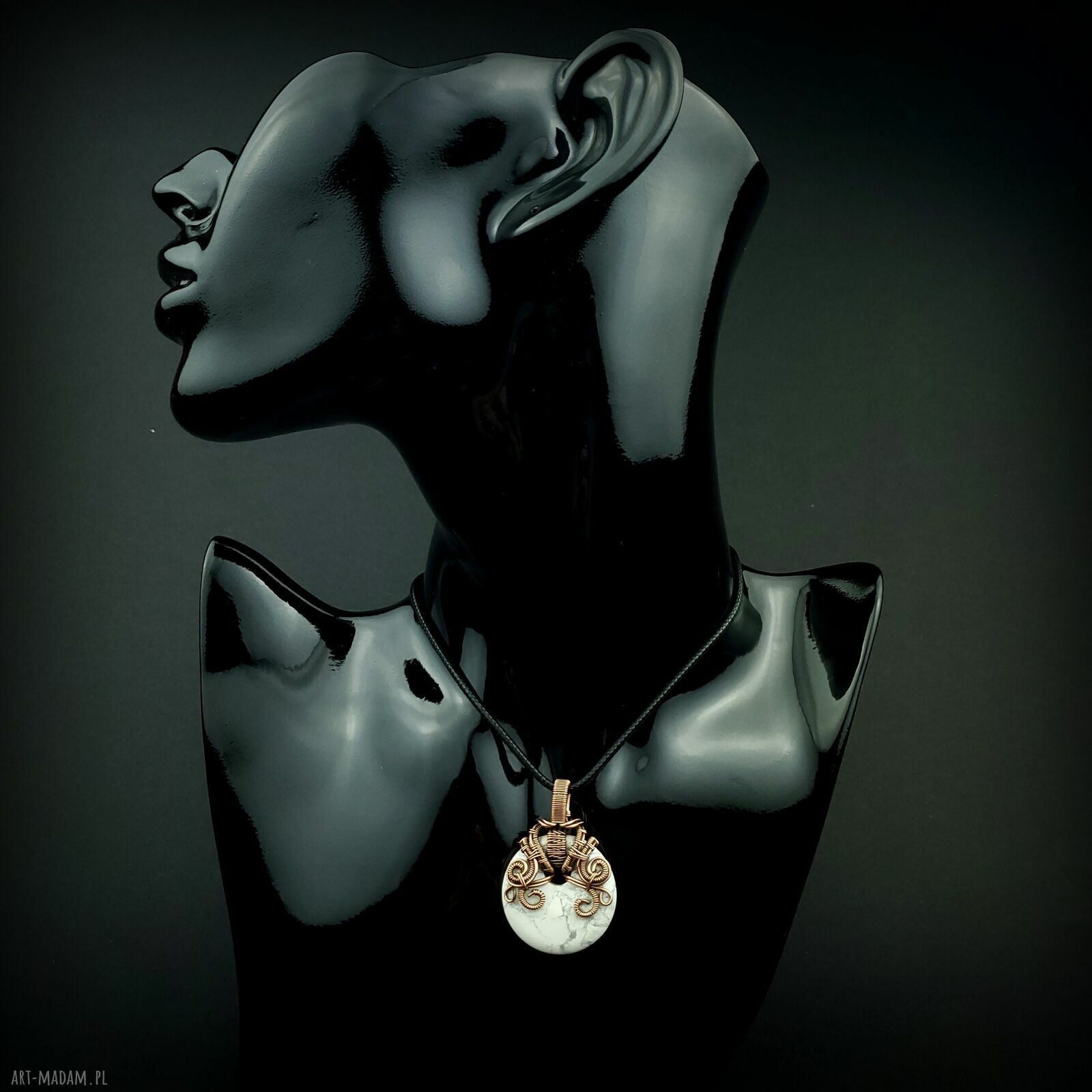 Wisiorek z howlitem wire wrapping - oksydowana miedziana oprawa