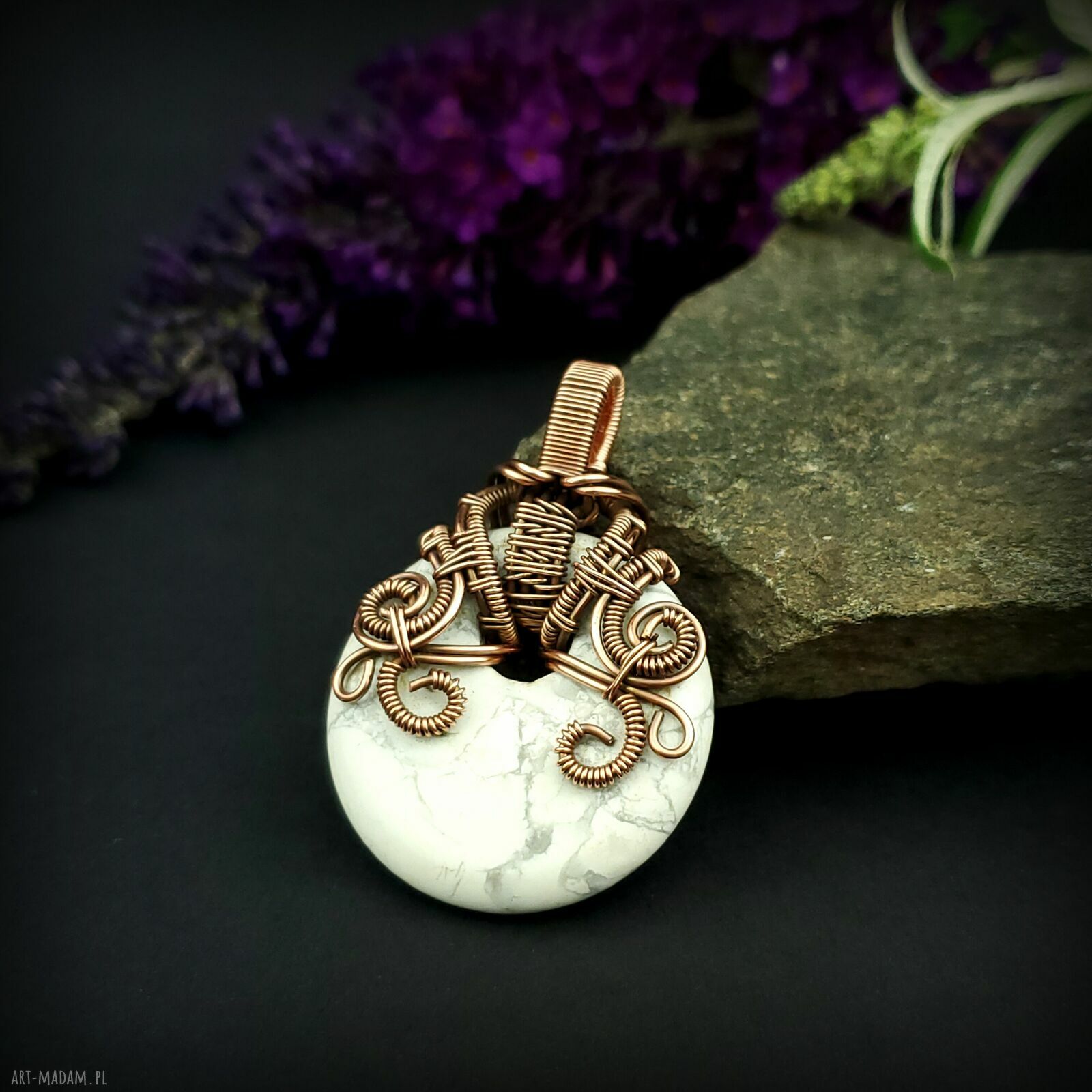 Wisiorek z howlitem wire wrapping - oksydowana miedziana oprawa