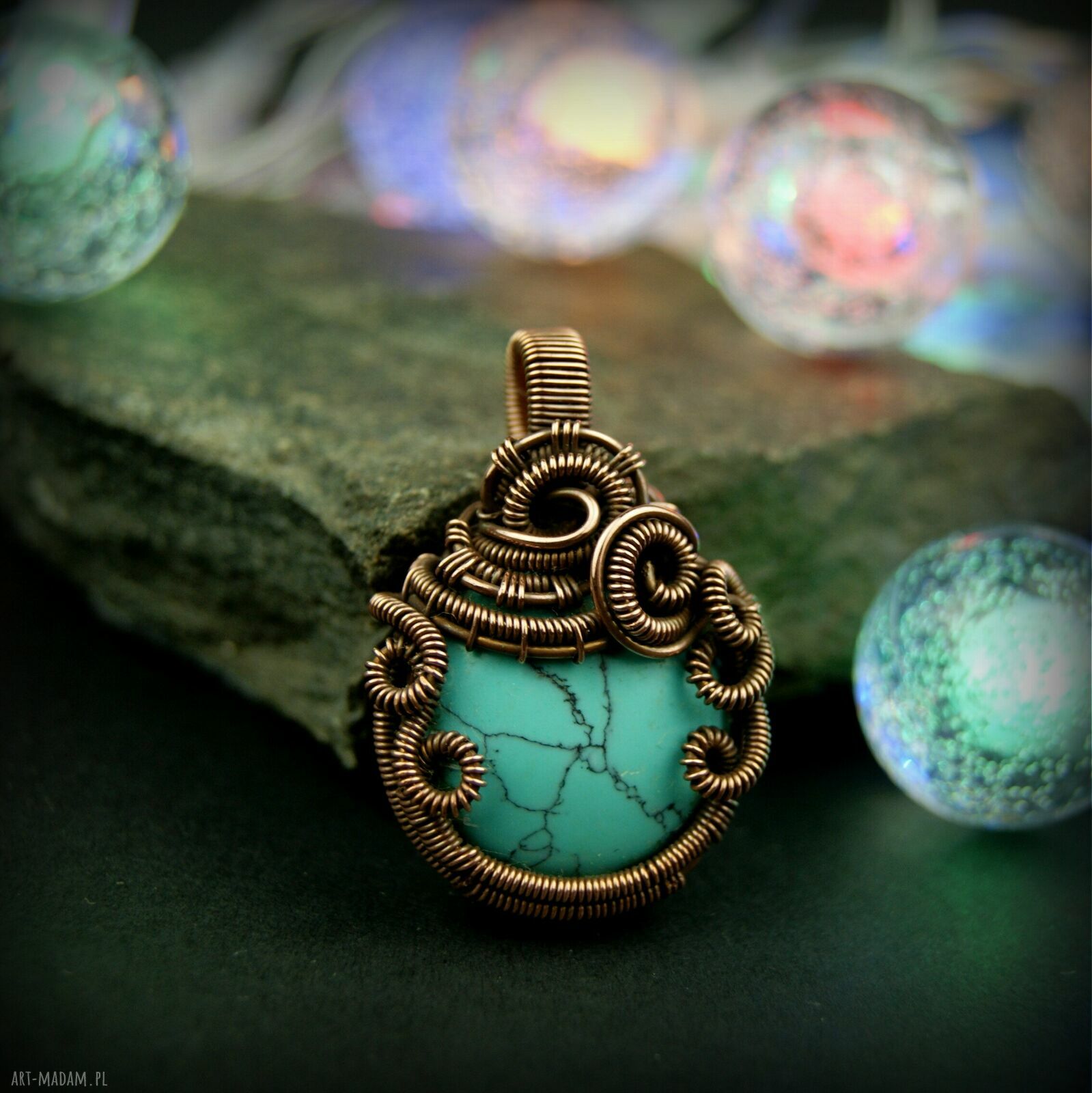 Wisiorek z howlitem turkusowym - wire wrapping z oksydowanej miedzi
