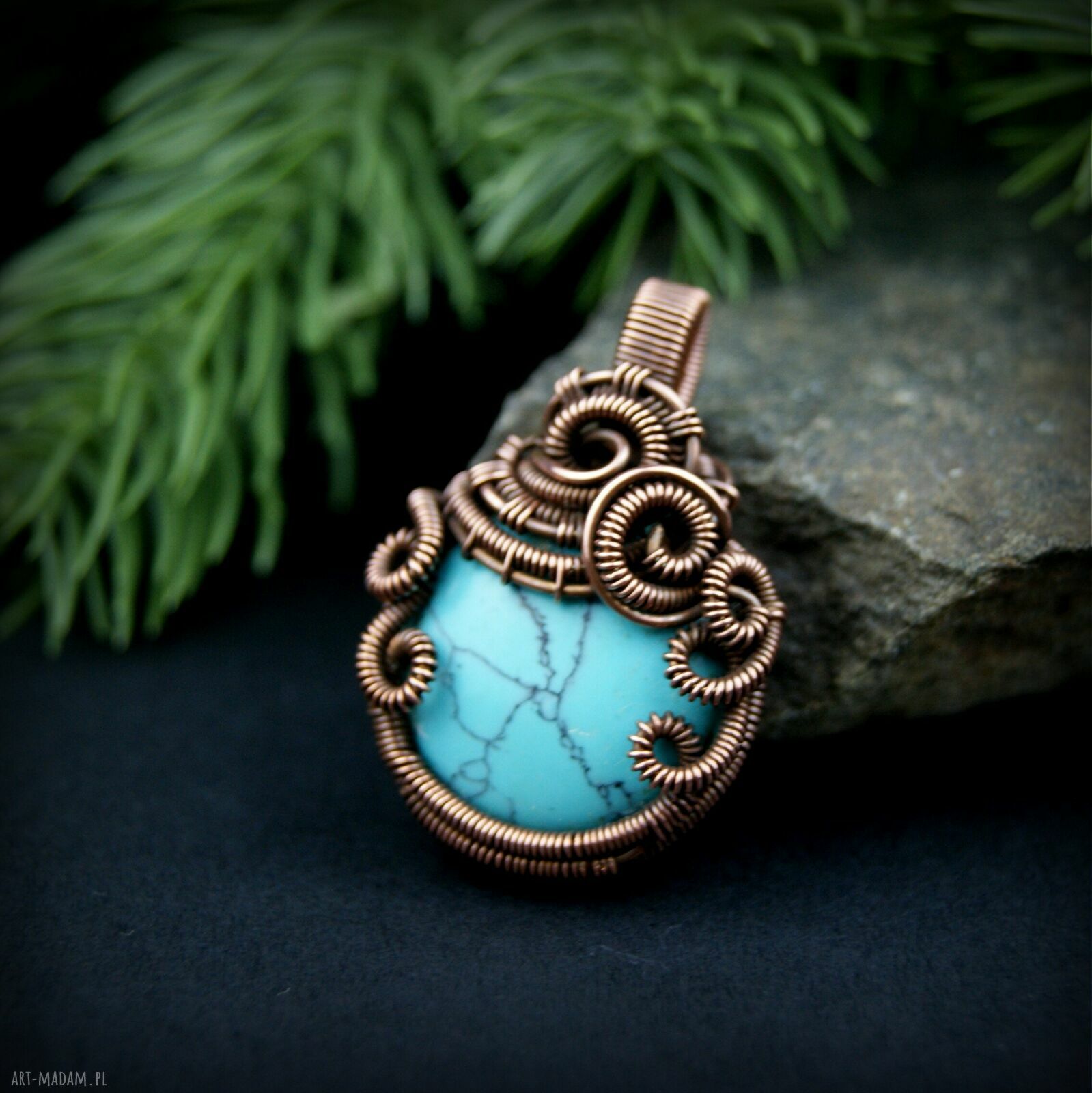 Wisiorek z howlitem turkusowym - wire wrapping z oksydowanej miedzi