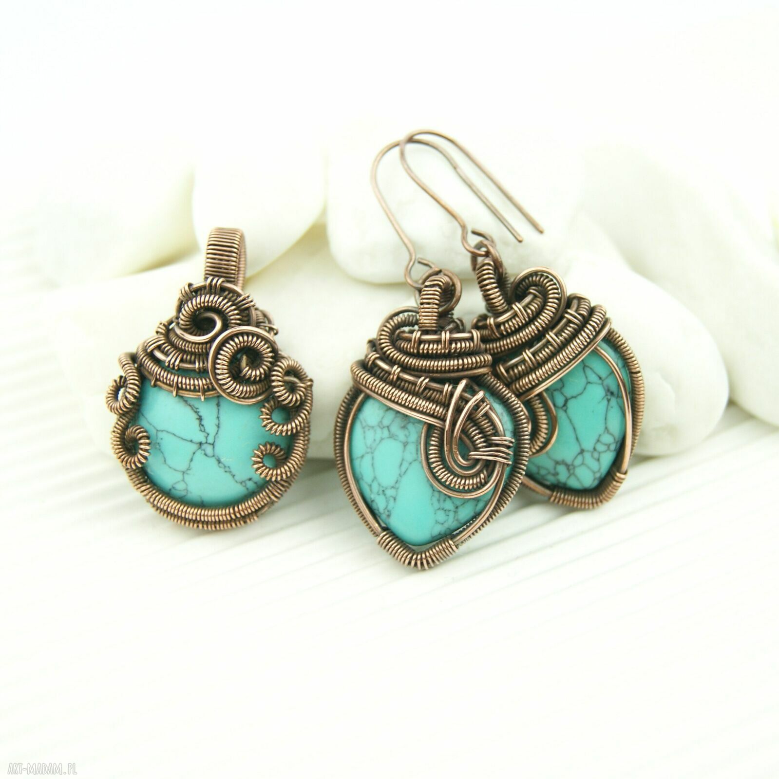 Wisiorek z howlitem turkusowym - wire wrapping z oksydowanej miedzi