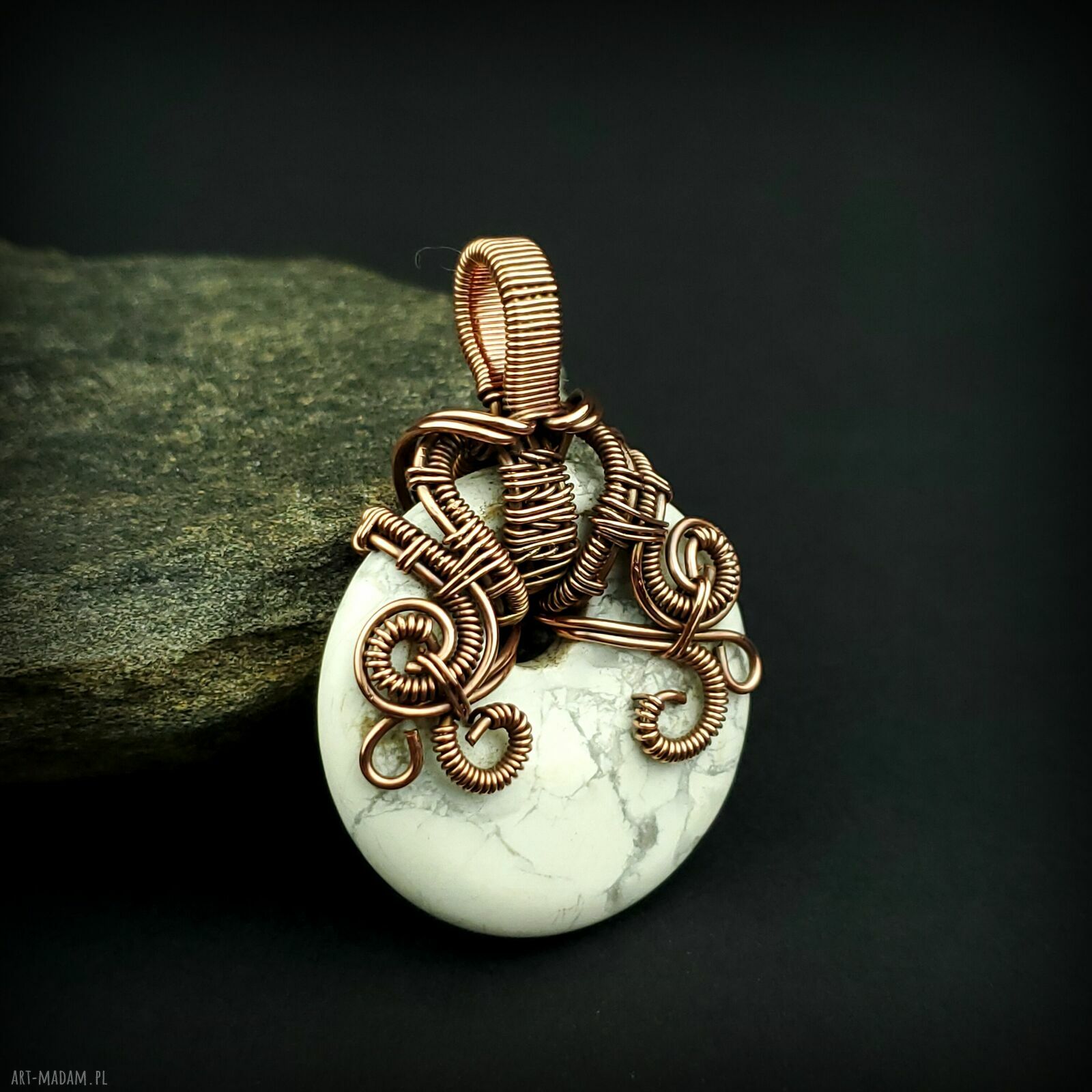Wisiorek z howlitem wire wrapping - oksydowana miedziana oprawa