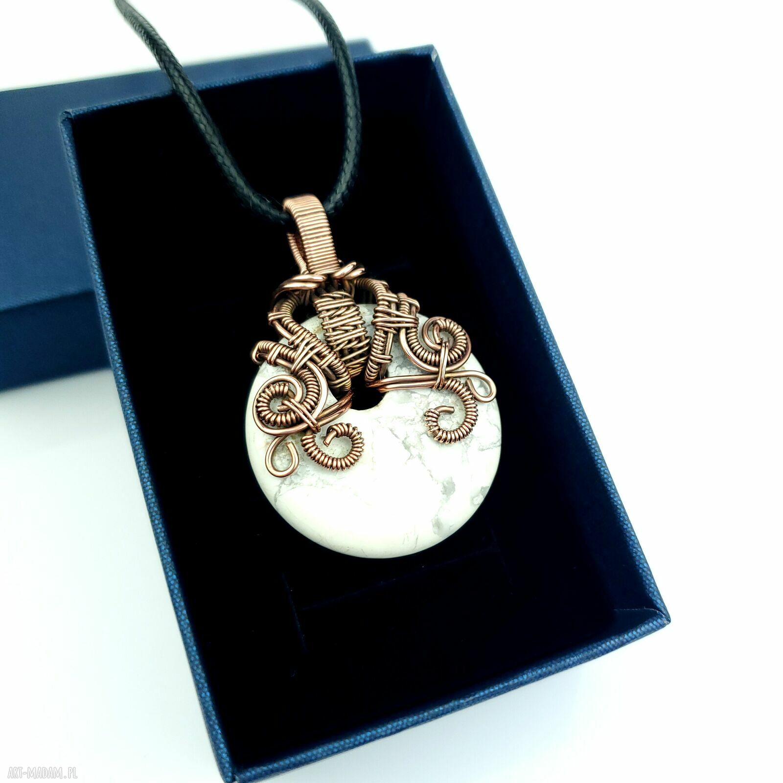 Wisiorek z howlitem wire wrapping - oksydowana miedziana oprawa