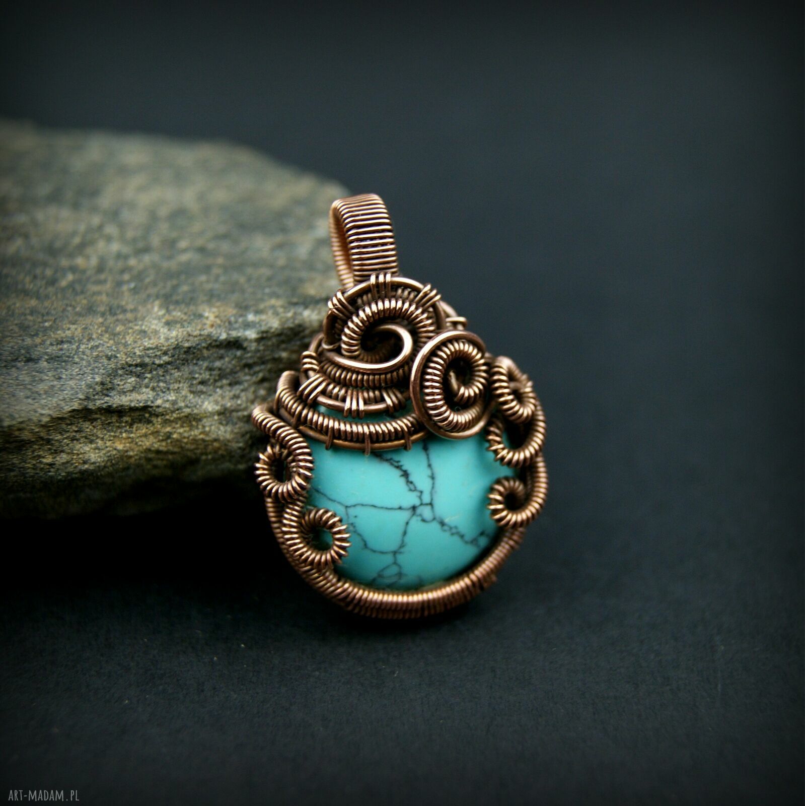Wisiorek z howlitem turkusowym - wire wrapping z oksydowanej miedzi