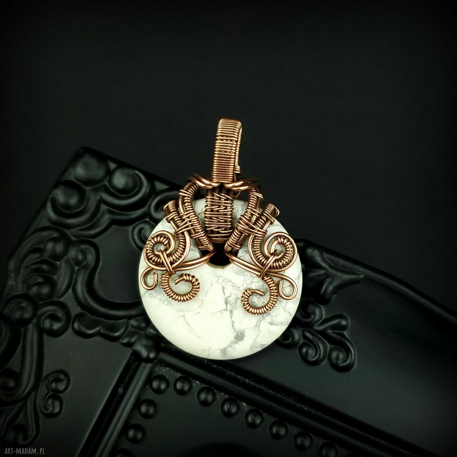 Wisiorek z howlitem wire wrapping - oksydowana miedziana oprawa