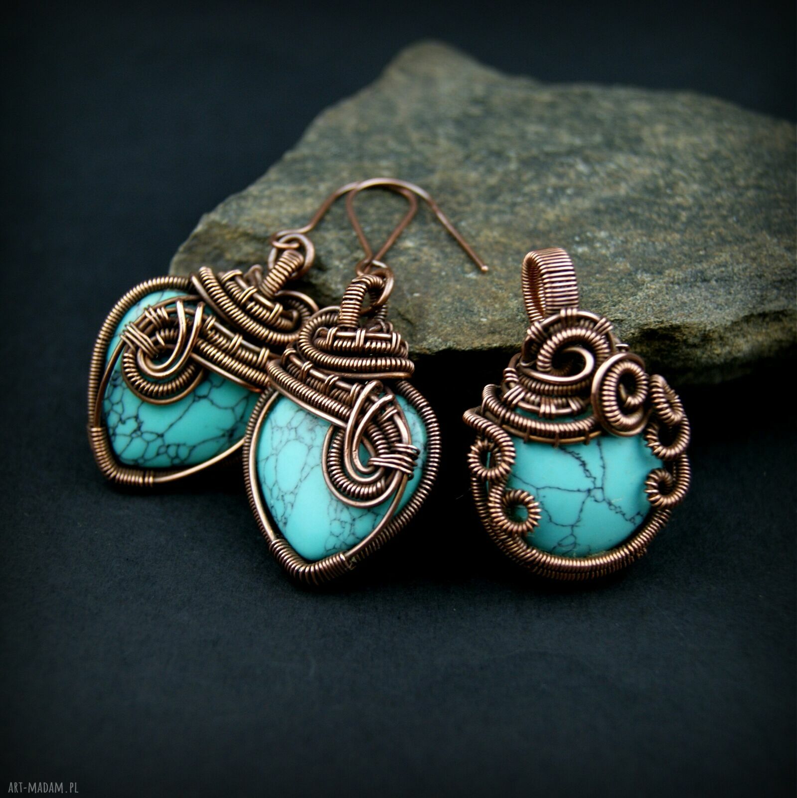 Wisiorek z howlitem turkusowym - wire wrapping z oksydowanej miedzi
