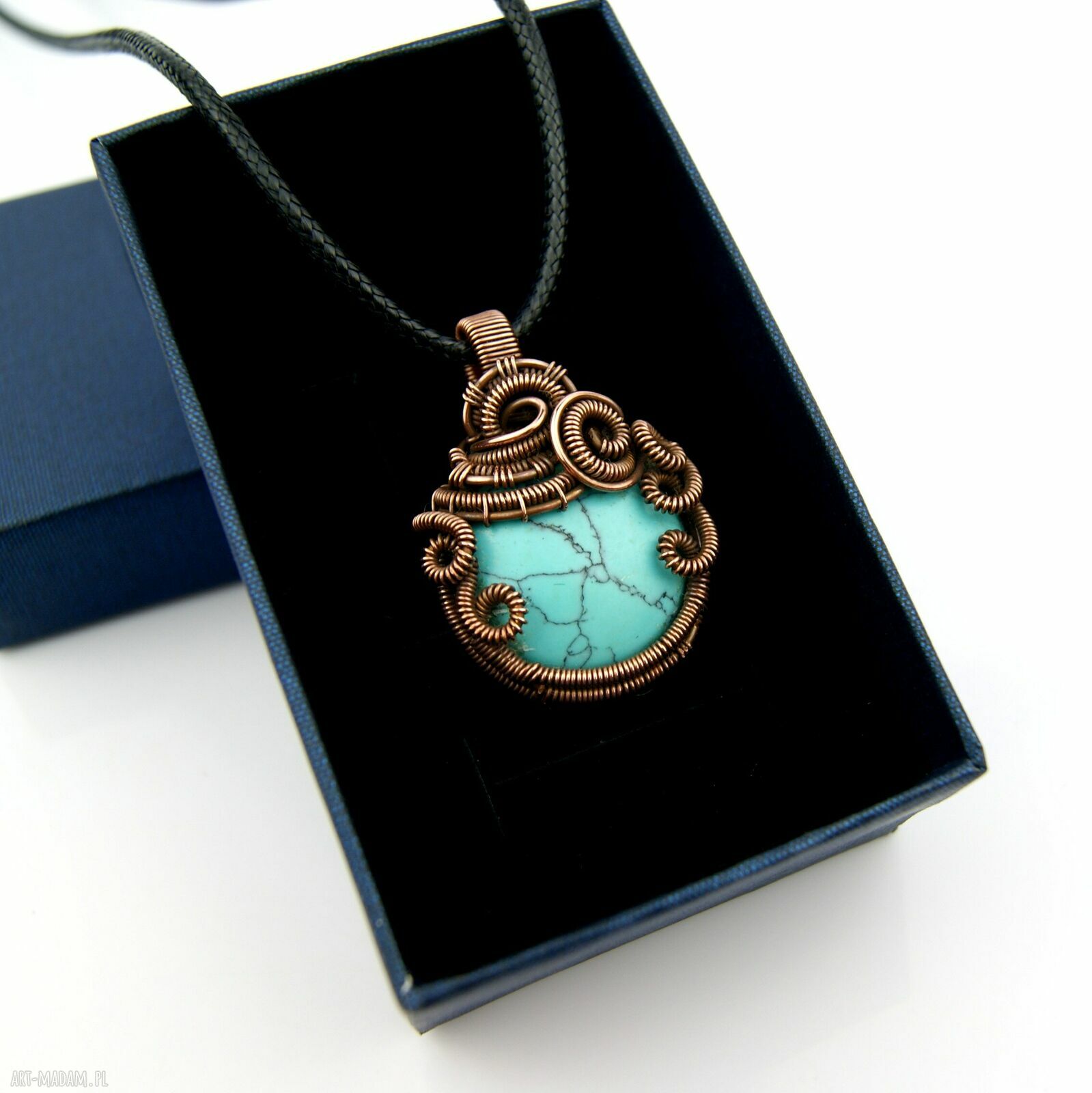 Wisiorek z howlitem turkusowym - wire wrapping z oksydowanej miedzi