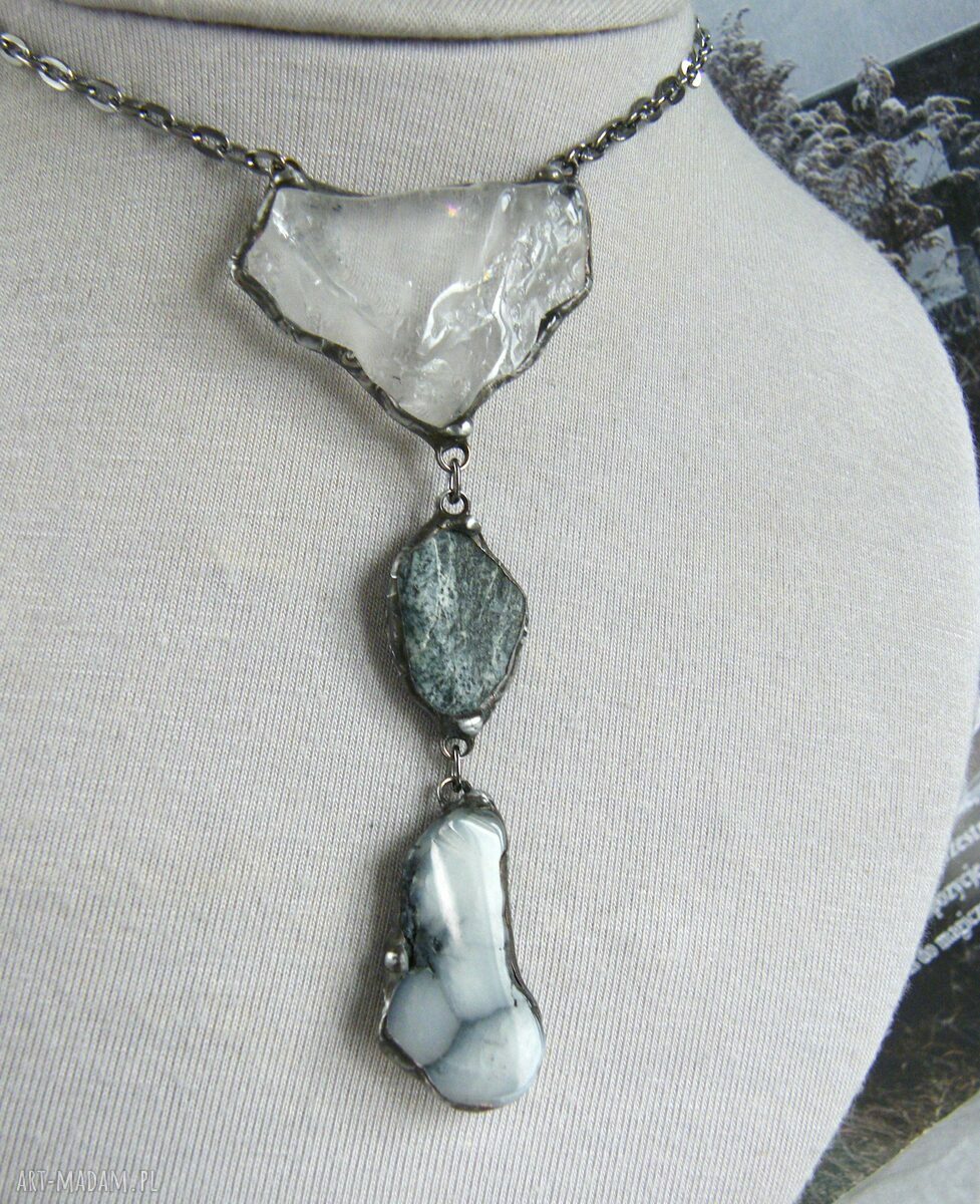 Długi naszyjnik amulet z kamieniem, chwostem i kryształami handmade