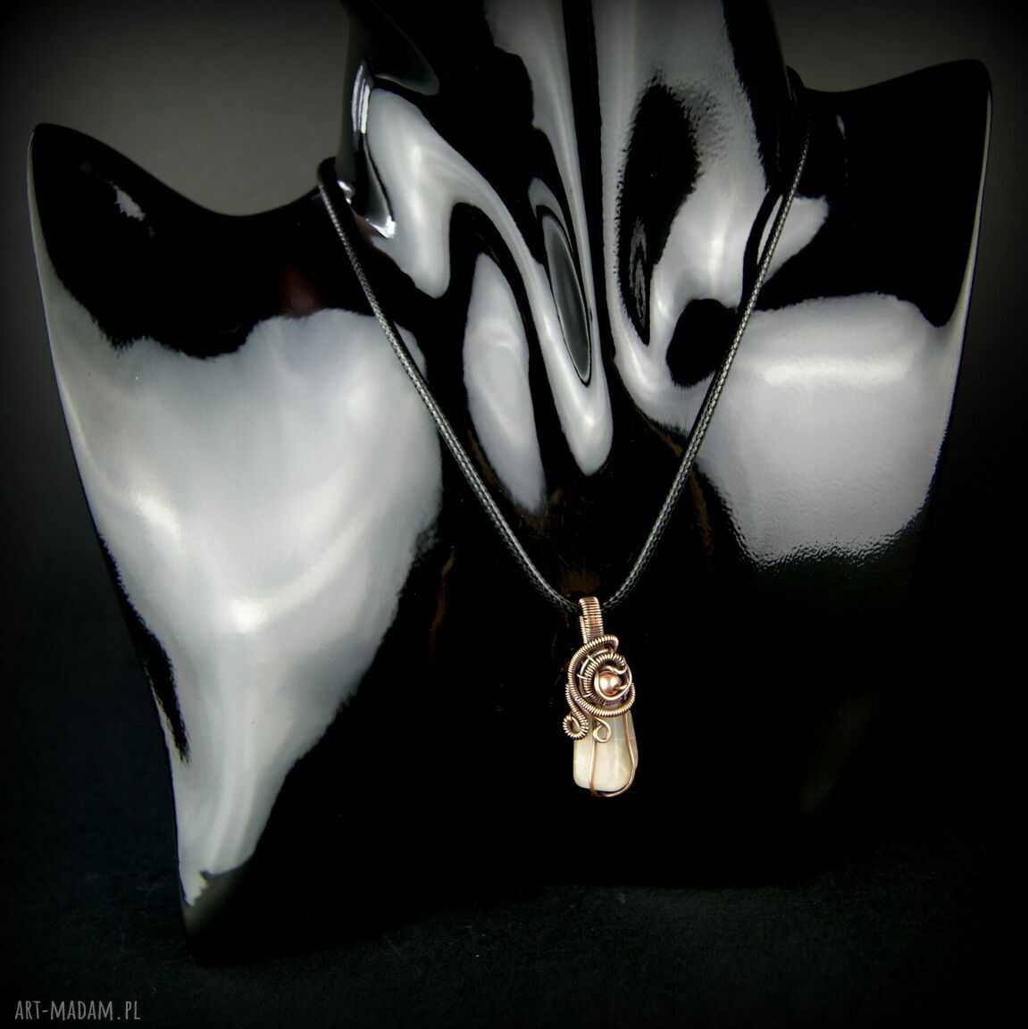 Wisiorek z kamieniem księżycowym - miedziany wire wrapping