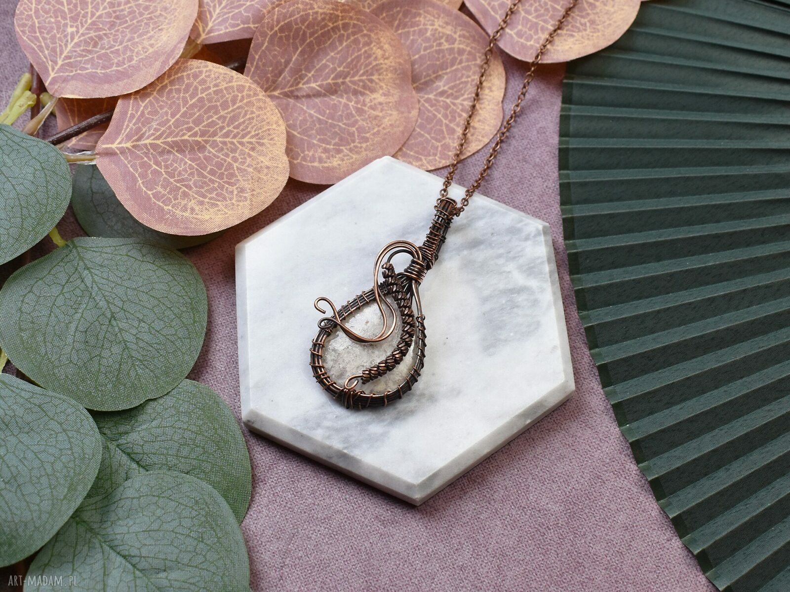 Miedziany wisiorek wire wrapping z białym kwarcem ręcznie wykonany #226