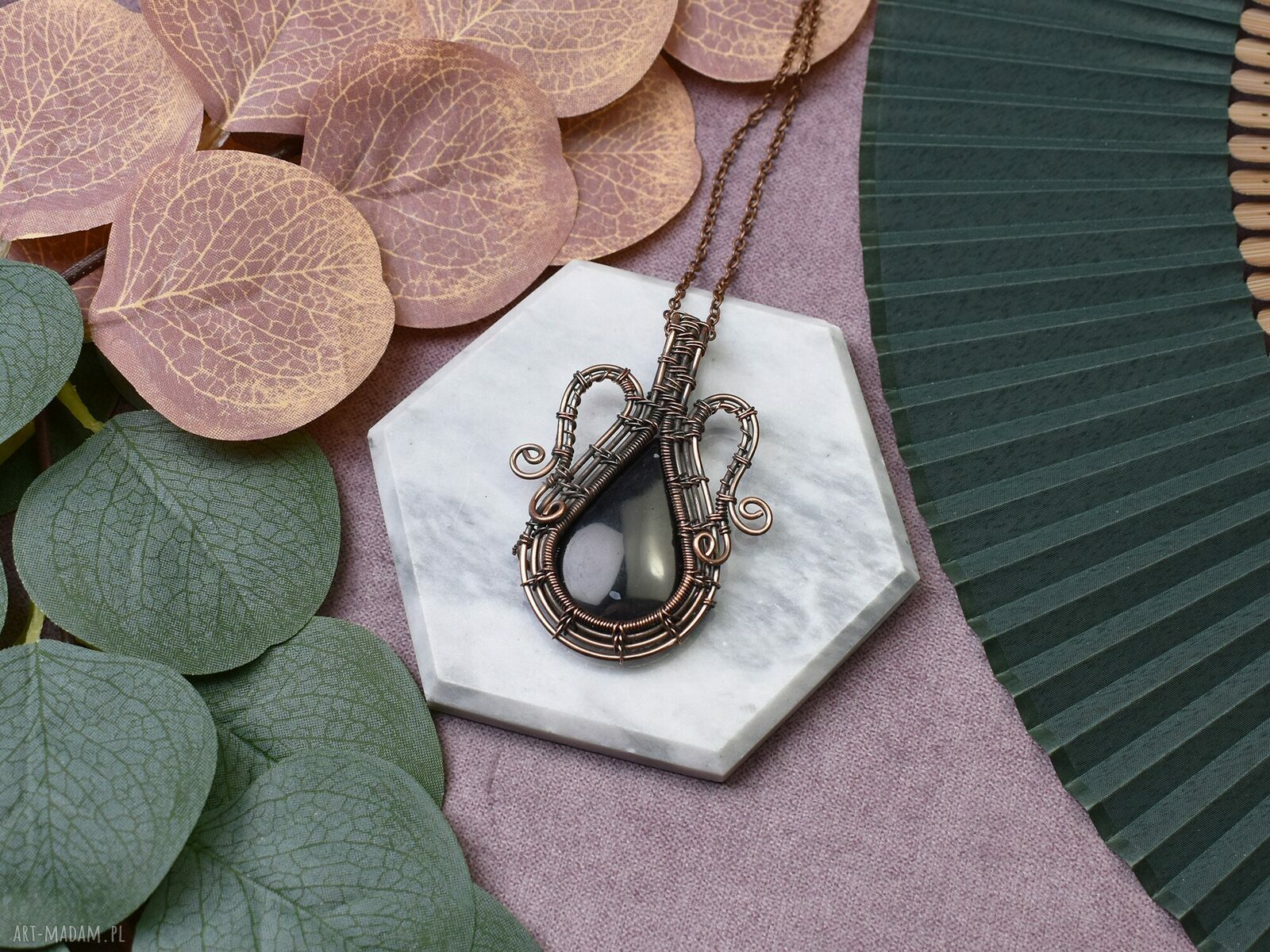 Miedziany wisiorek wire wrapping z czarnym onyksem #420