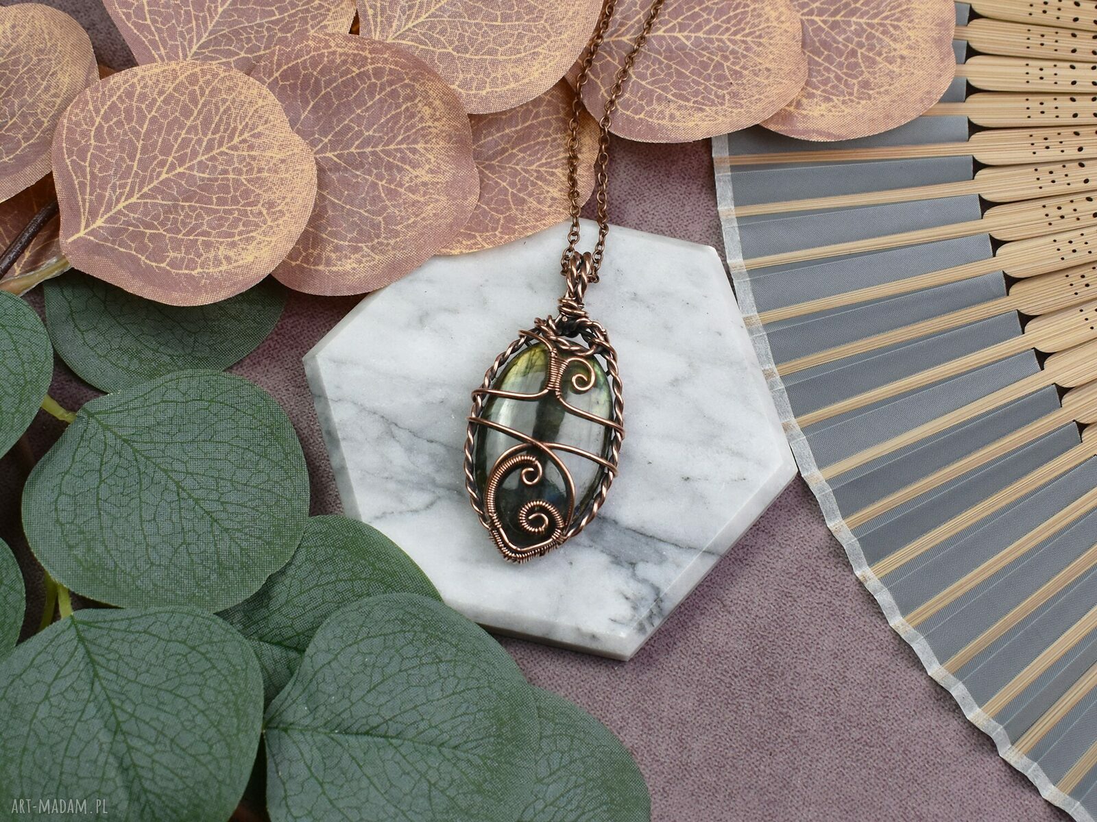 Miedziany wisiorek Wire Wrapping z labradorytem ręcznie robiony naszyjnik