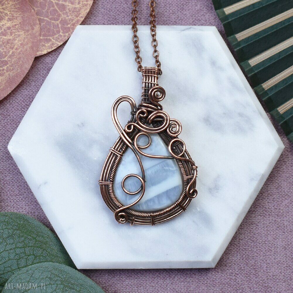 Miedziany wisiorek z opalem w technice wire wrapping - ręcznie robiony