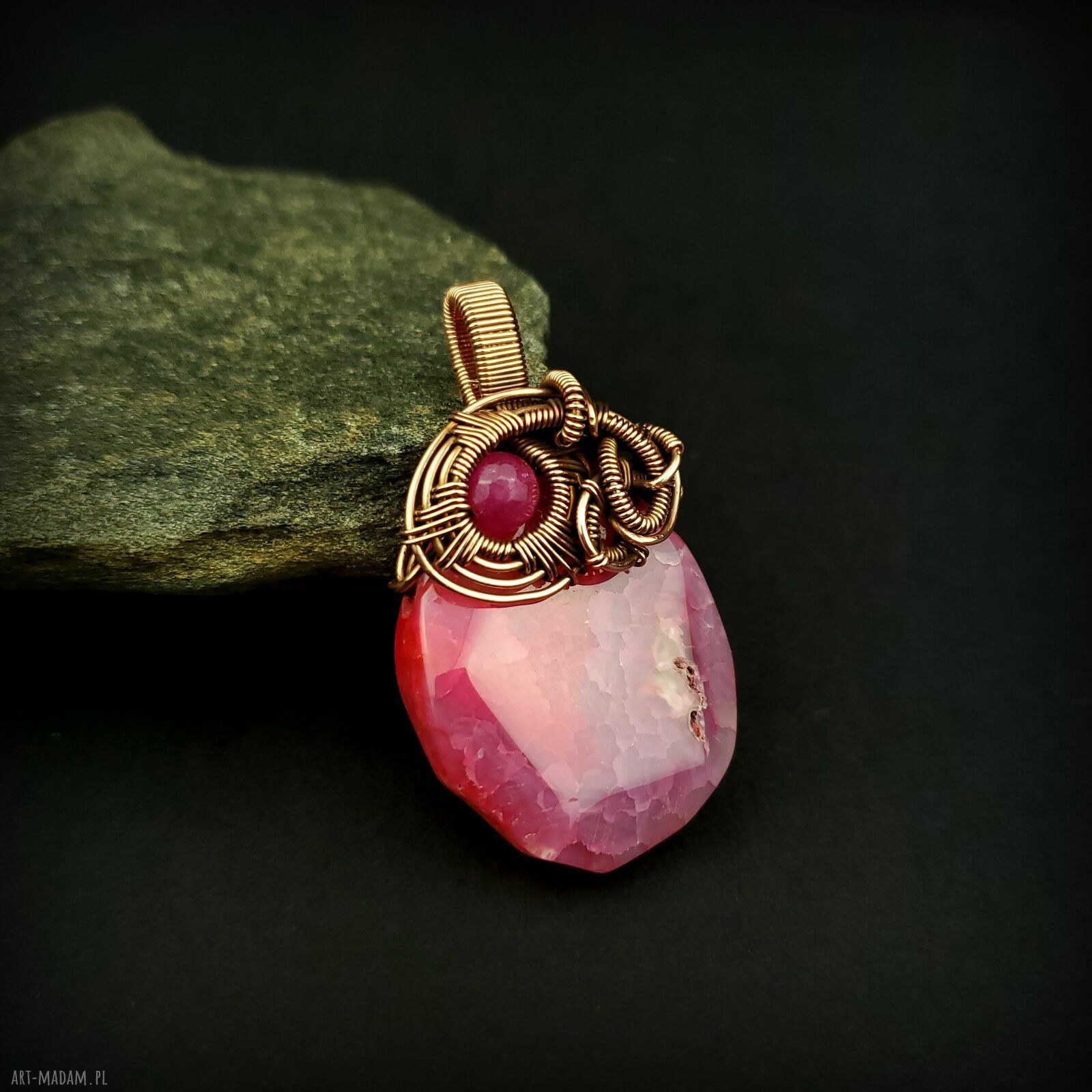 Wisiorek wire wrapping z różowym agatem - miedziana oprawa oksydowana