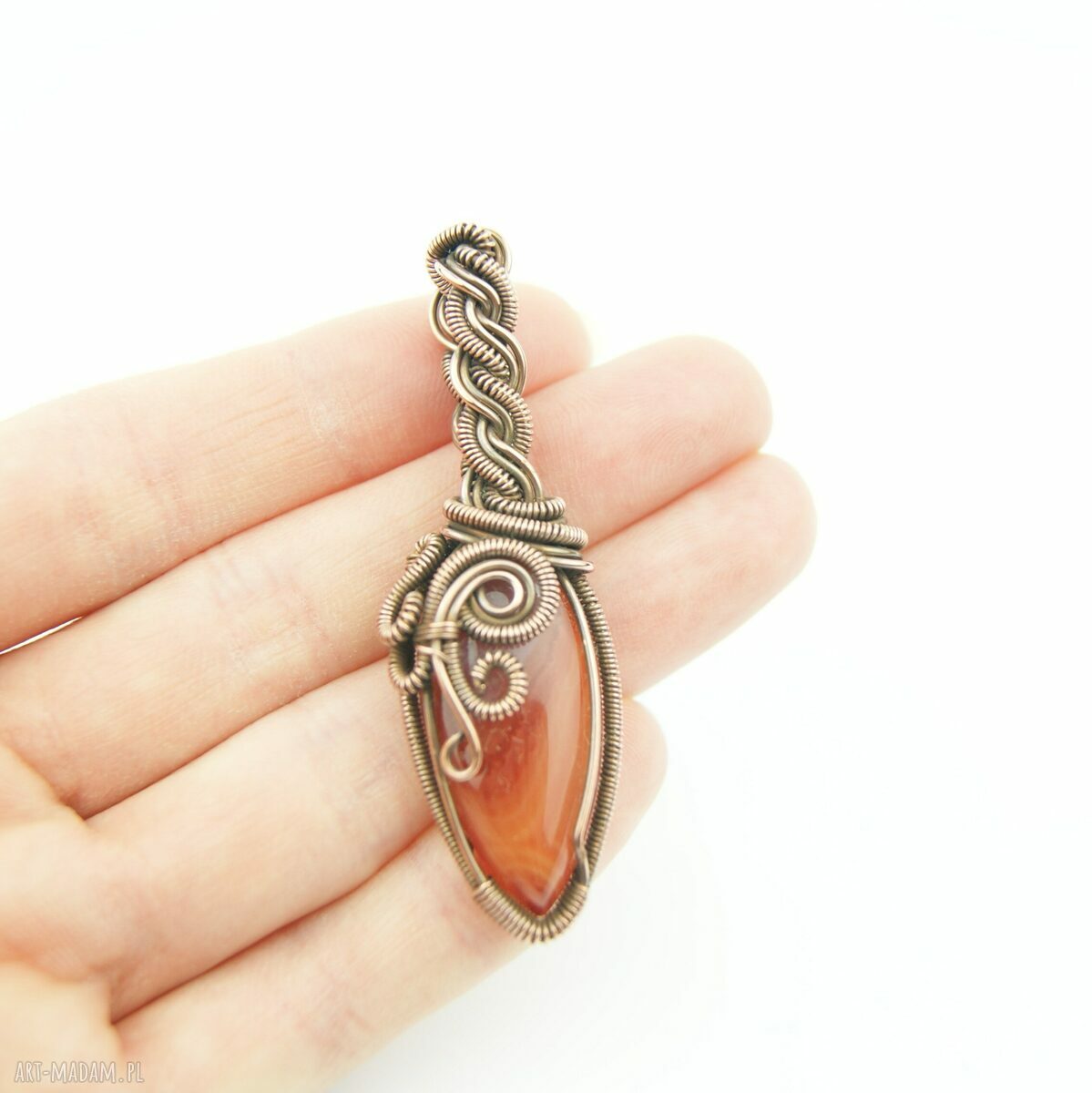 Ręcznie robiony wisiorek z karneolem w wire wrapping