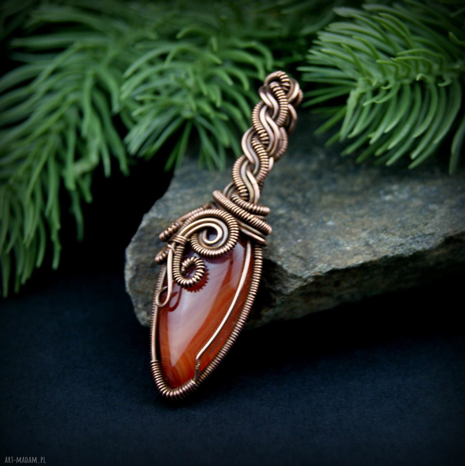 Ręcznie robiony wisiorek z karneolem w wire wrapping