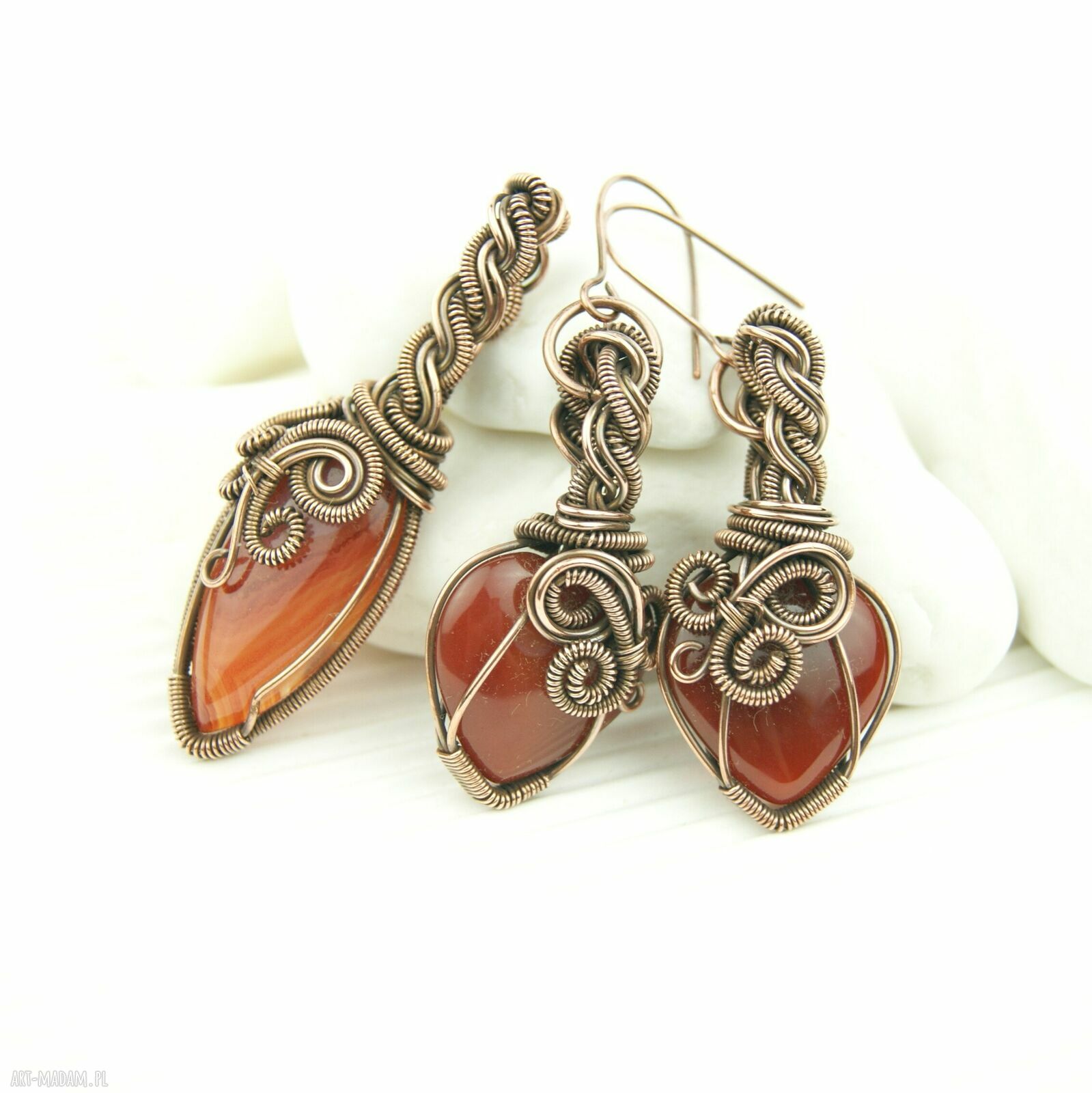 Ręcznie robiony wisiorek z karneolem w wire wrapping