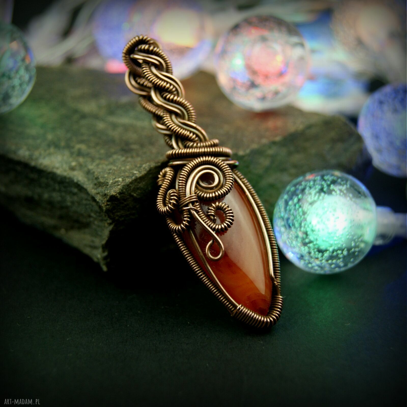 Ręcznie robiony wisiorek z karneolem w wire wrapping