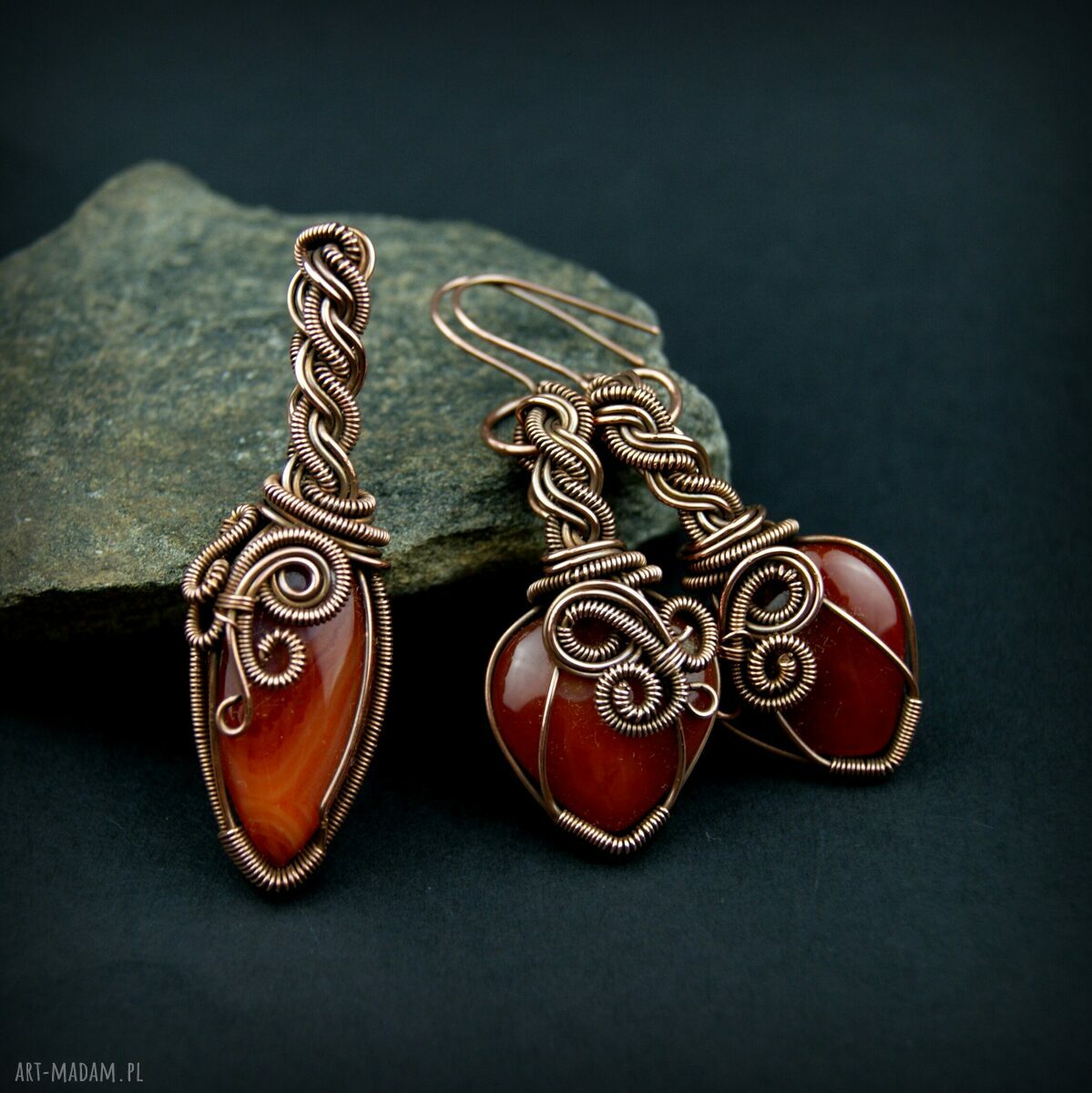 Ręcznie robiony wisiorek z karneolem w wire wrapping