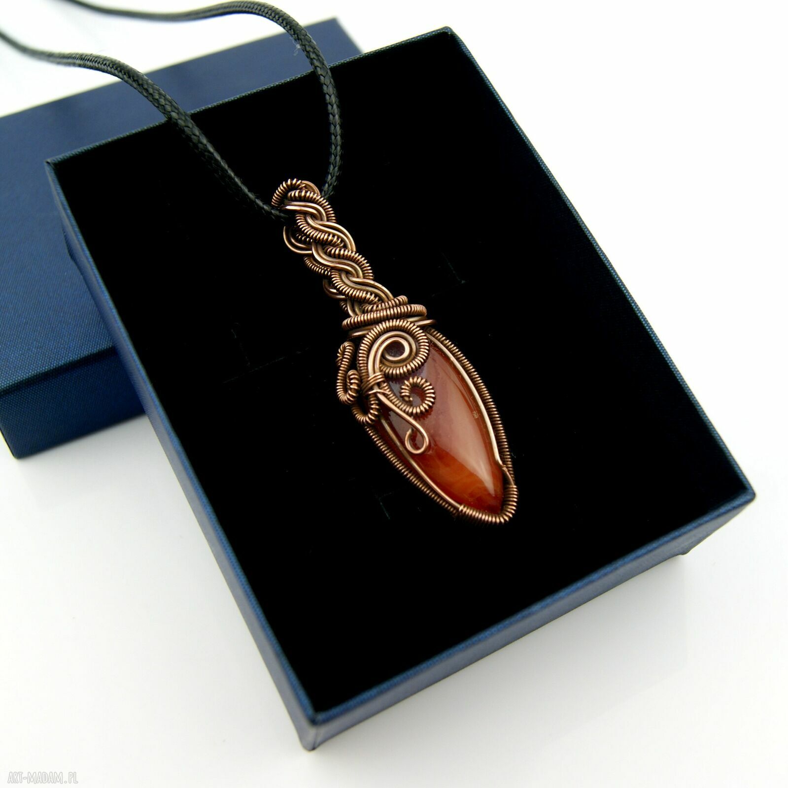Ręcznie robiony wisiorek z karneolem w wire wrapping