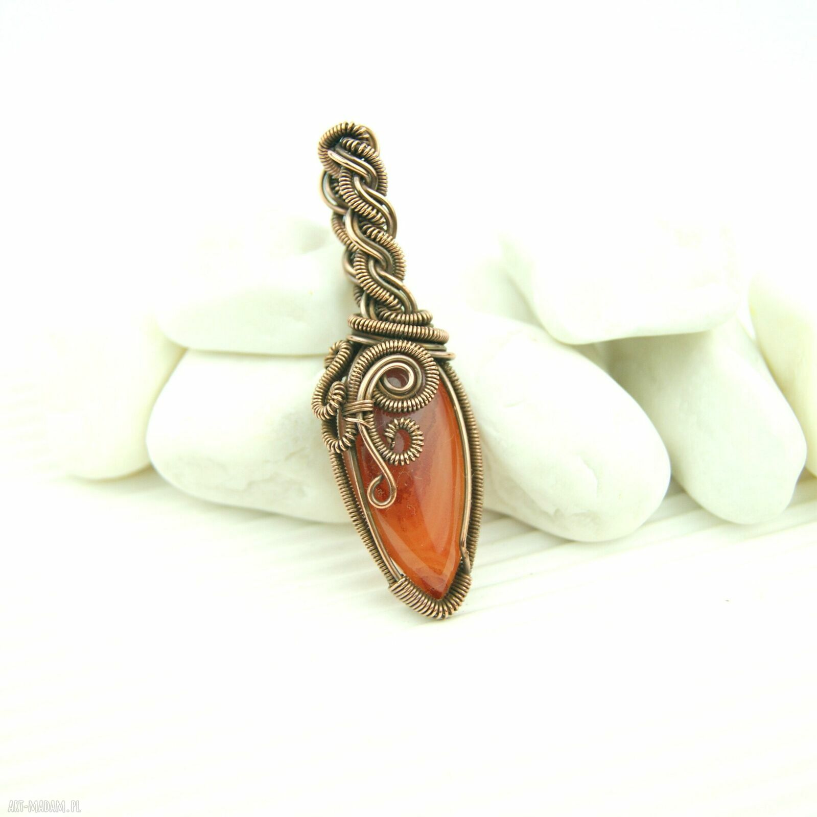 Ręcznie robiony wisiorek z karneolem w wire wrapping