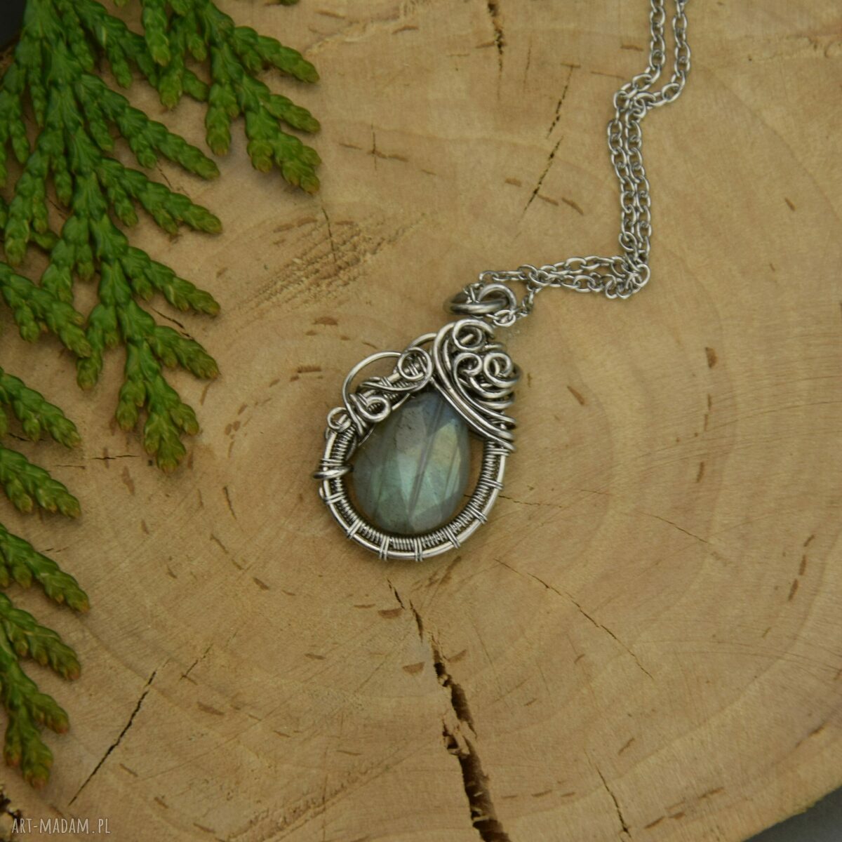 Wisiorek z kolorowym labradorytem - wire wrapping i stal chirurgiczna