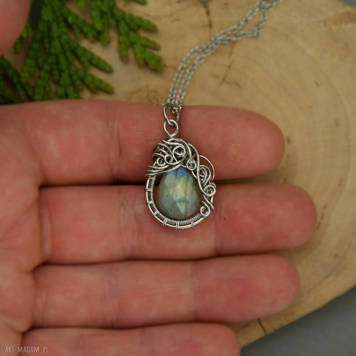 Wisiorek z kolorowym labradorytem - wire wrapping i stal chirurgiczna