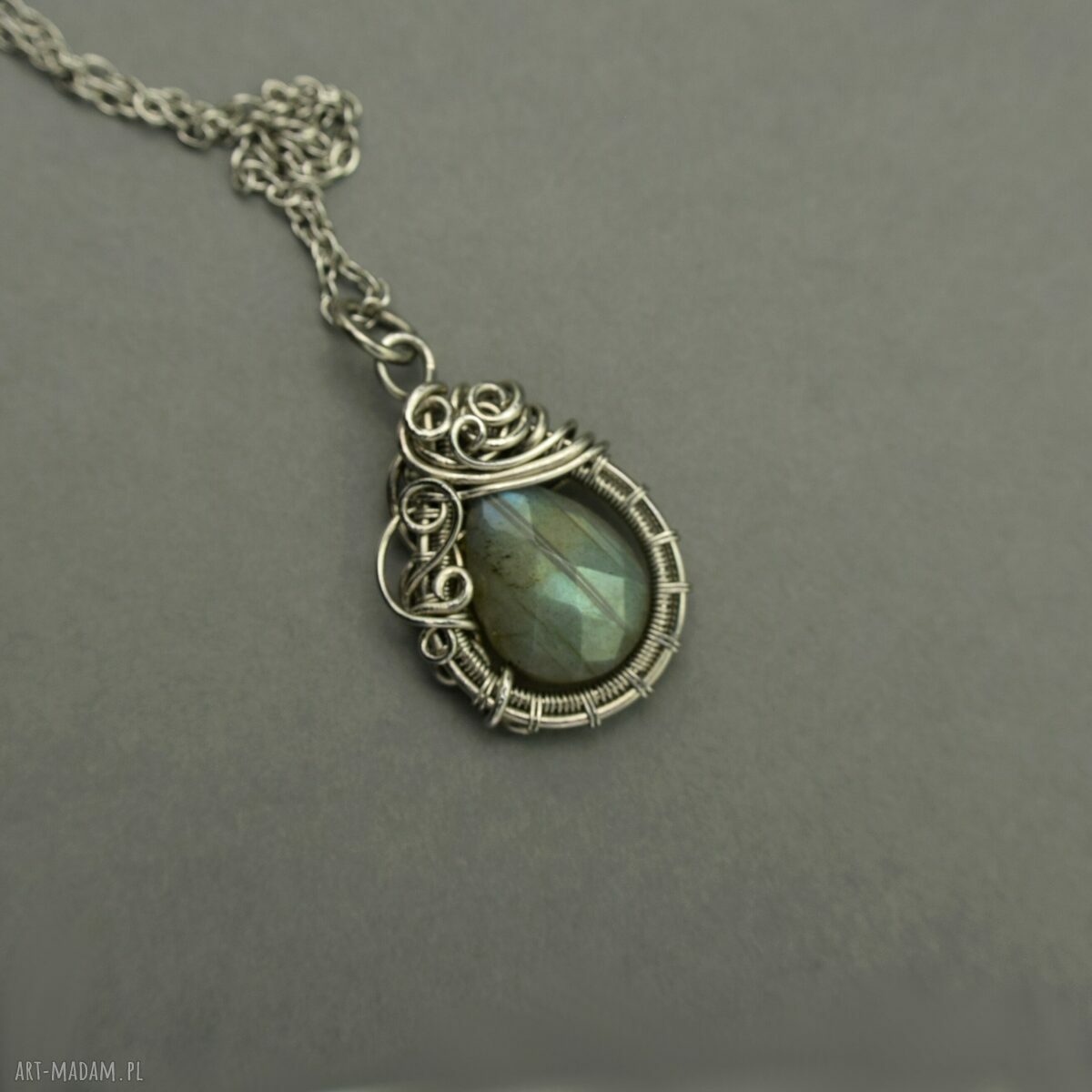 Wisiorek z kolorowym labradorytem - wire wrapping i stal chirurgiczna
