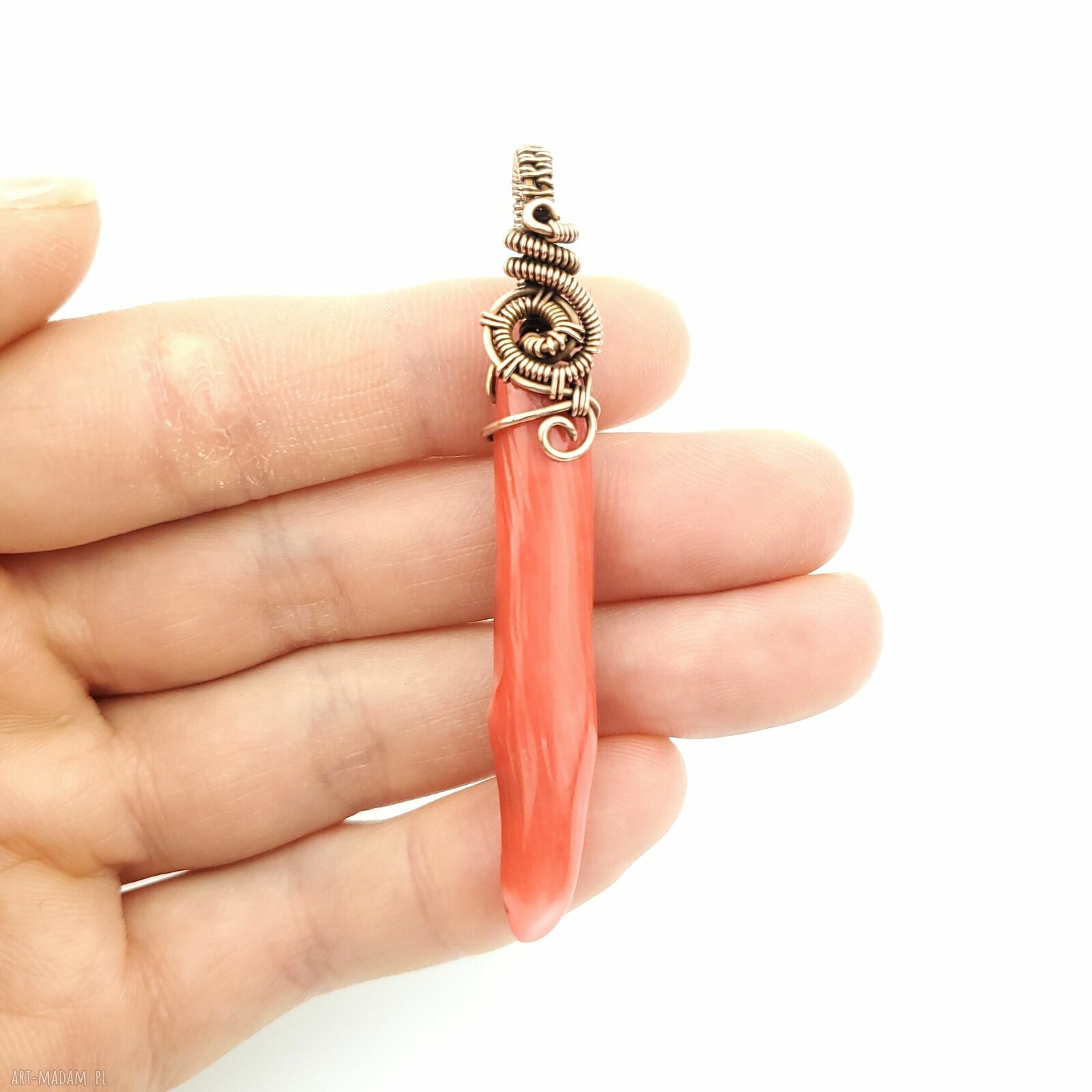Wisiorek z koralem - ręcznie robiony wire wrapping z miedzi (Blue Pearl Art)
