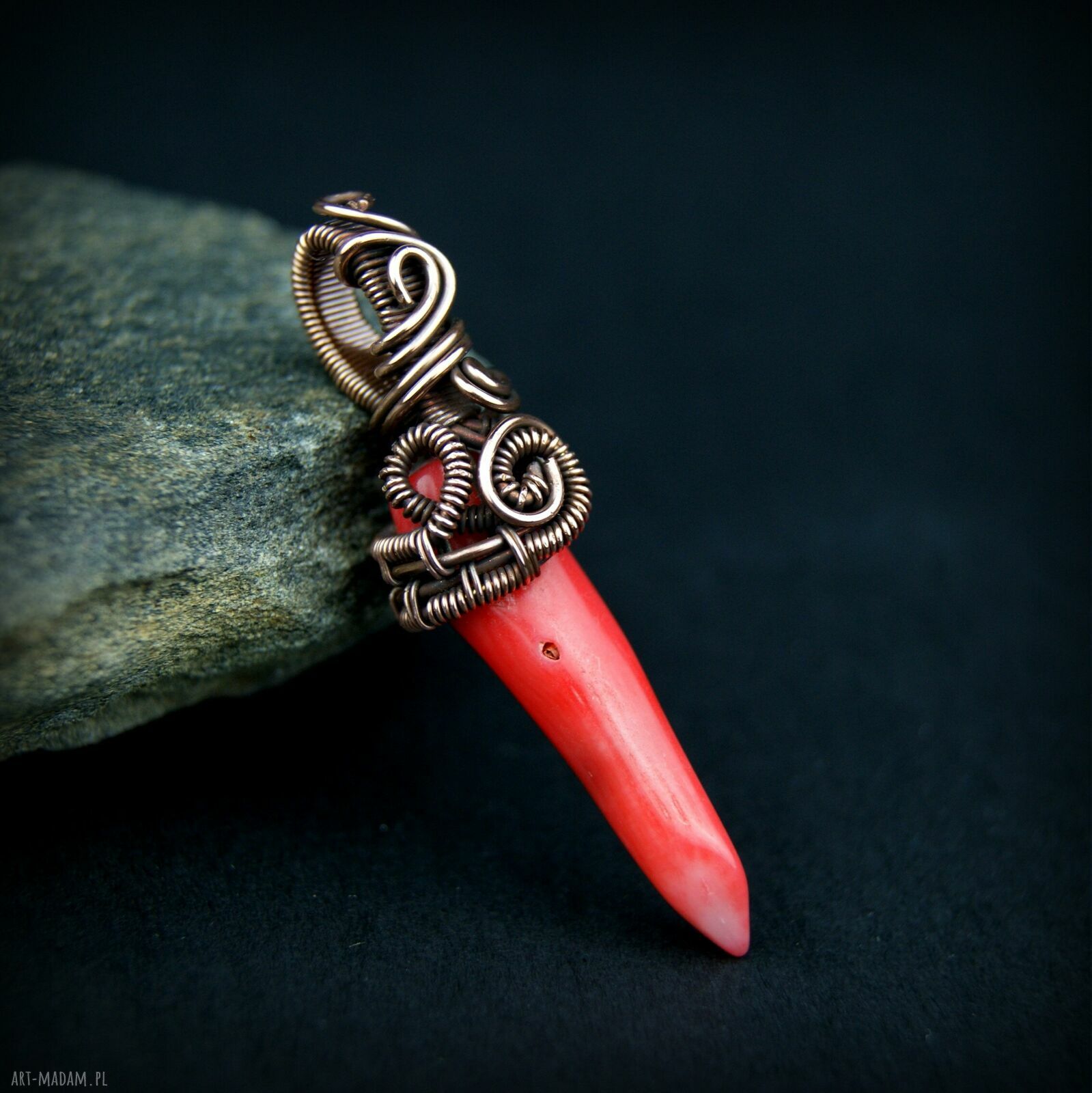 Wisiorek z koralem - ręcznie pleciony wire wrapping z miedzi