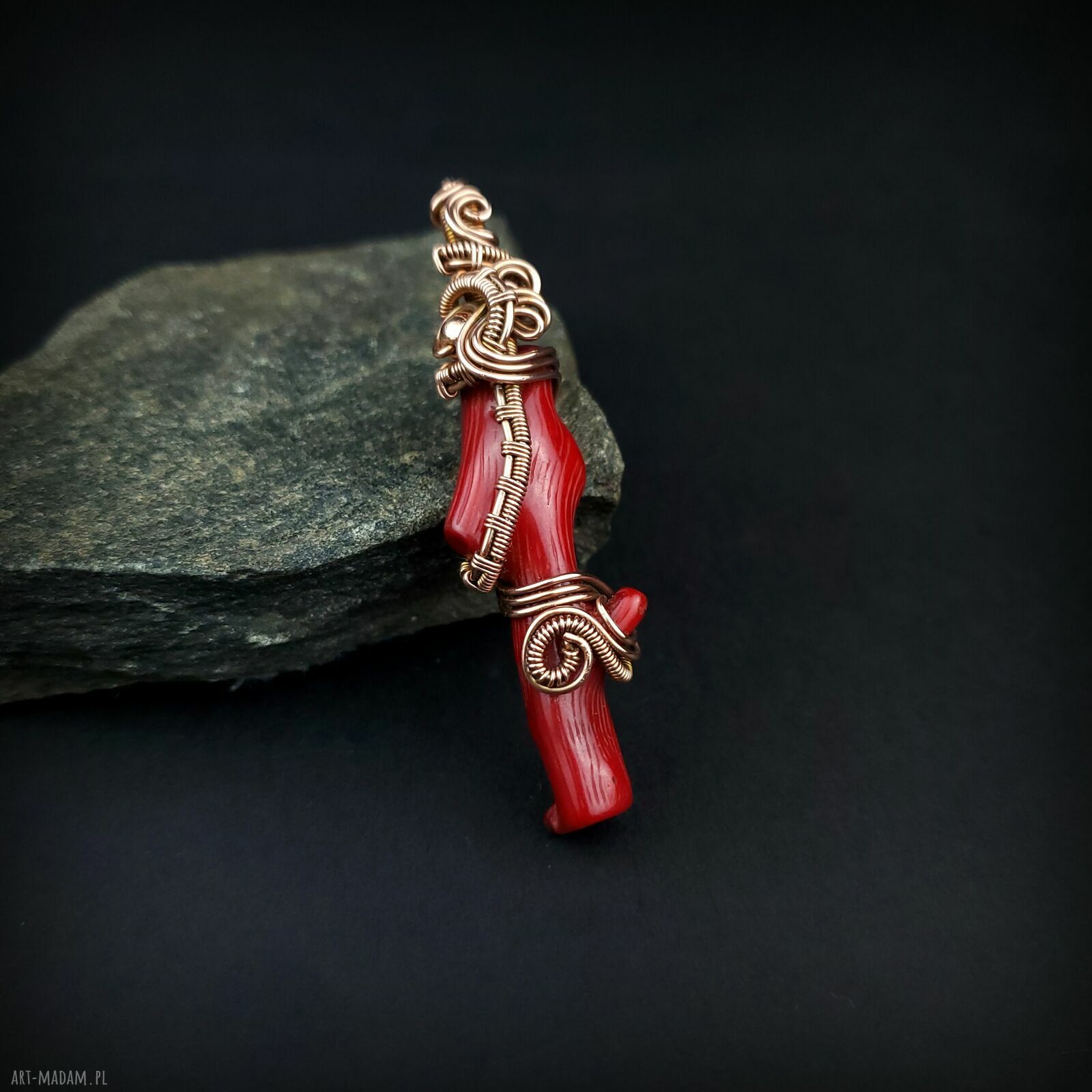 Wisiorek z koralem w miedzianej oprawie - ręczne wire wrapping