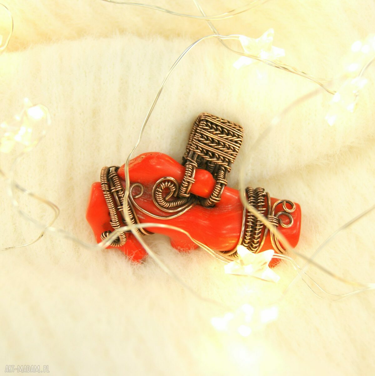 Wisiorek z koralem - wire wrapping z oksydowanej miedzi