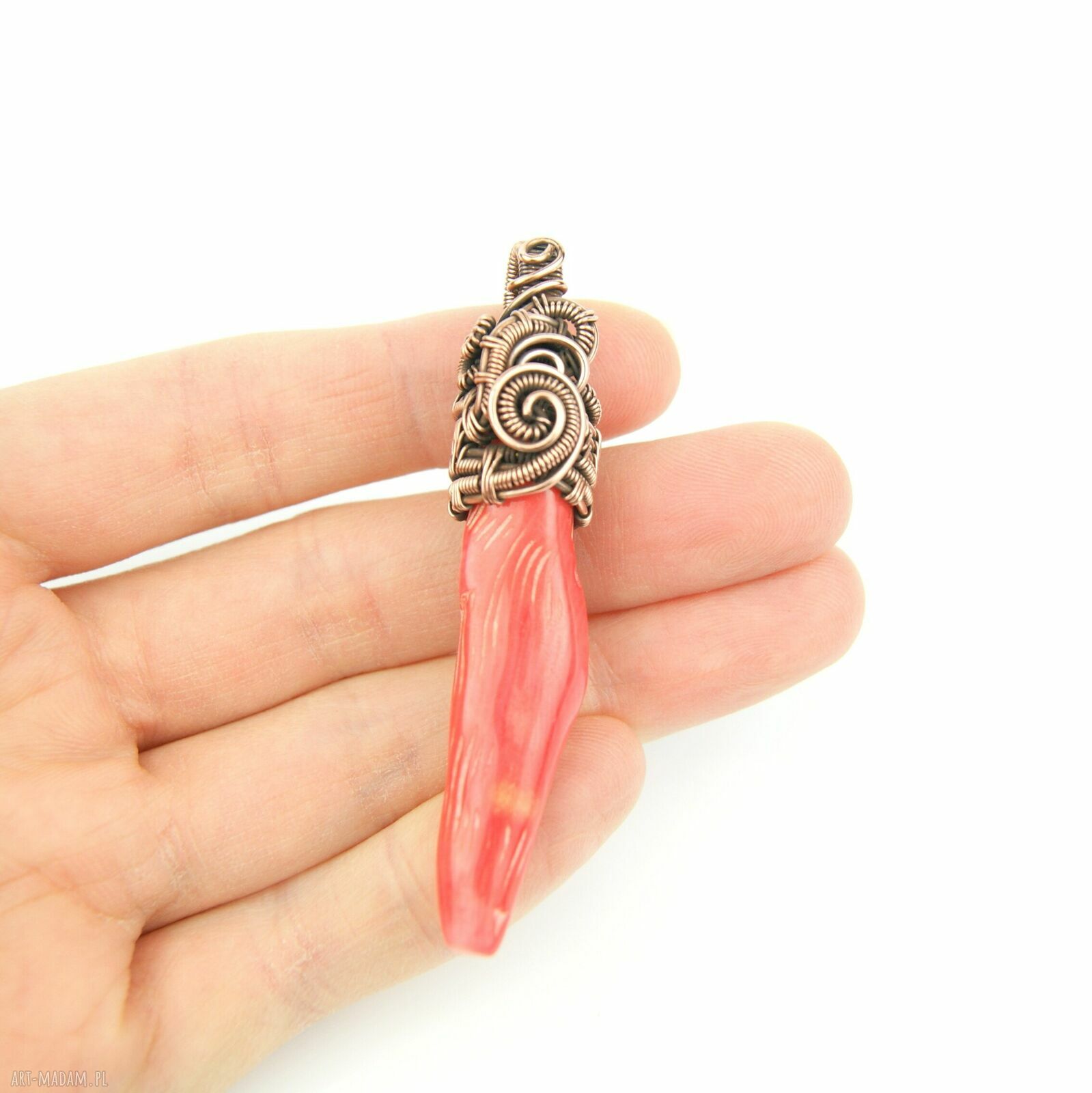 Wisiorek z koralem - handmade wire wrapping z miedzi
