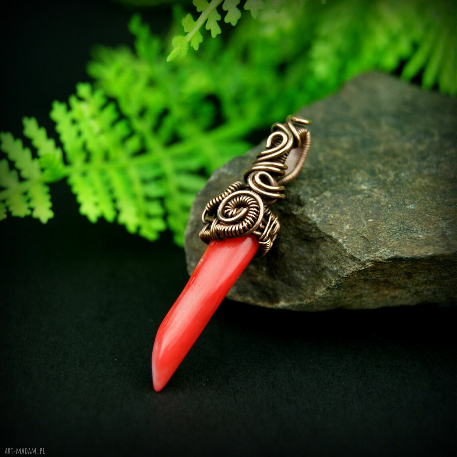 Wisiorek z koralem - ręcznie pleciony wire wrapping z miedzi