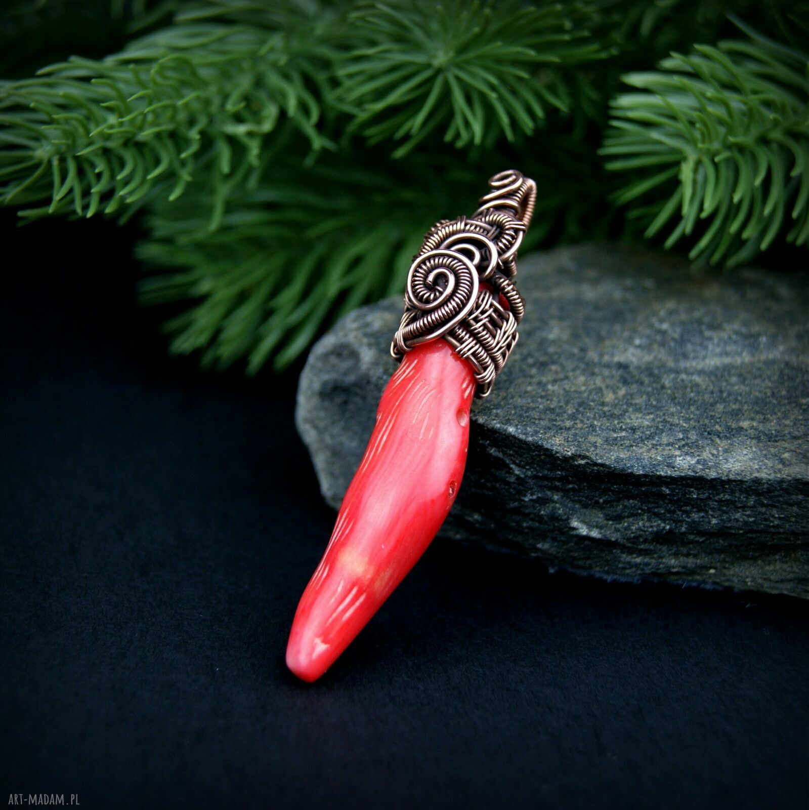 Wisiorek z koralem - handmade wire wrapping z miedzi