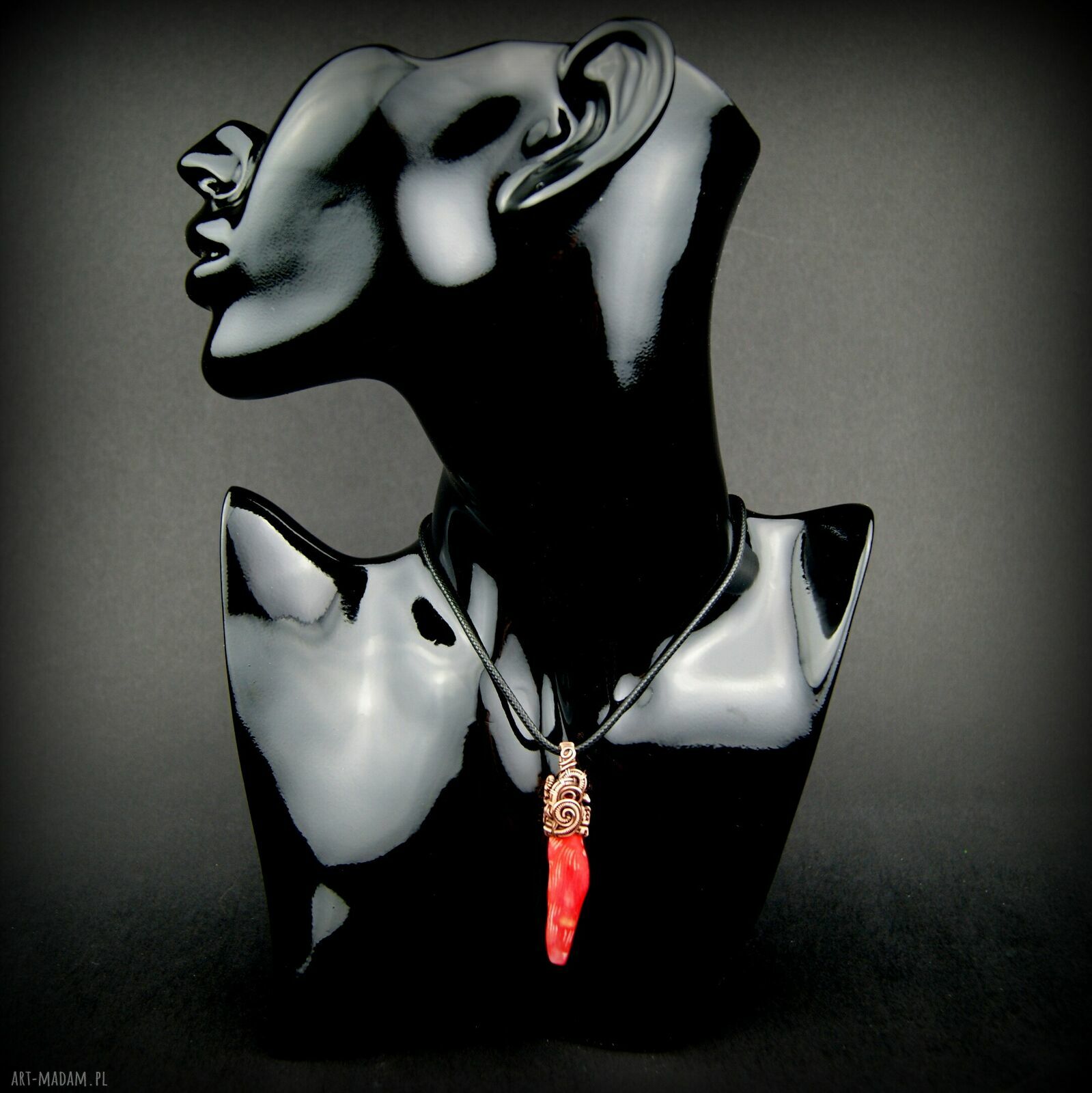 Wisiorek z koralem - handmade wire wrapping z miedzi