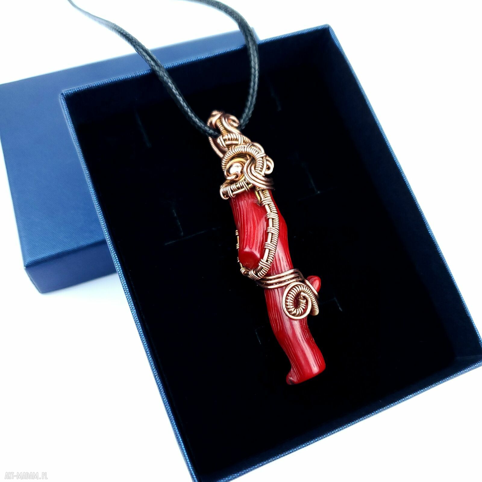 Wisiorek z koralem w miedzianej oprawie - ręczne wire wrapping