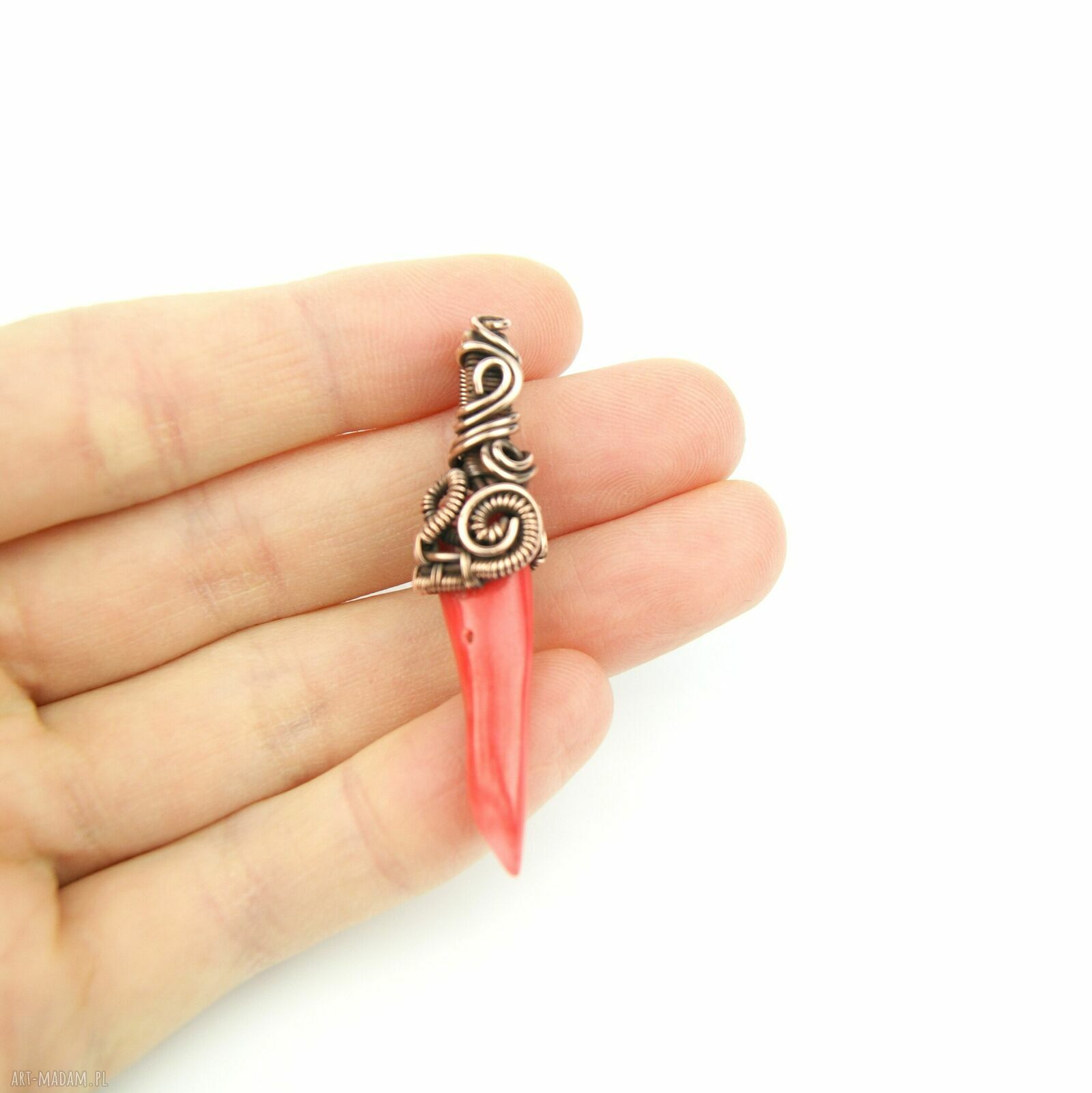 Wisiorek z koralem - ręcznie pleciony wire wrapping z miedzi