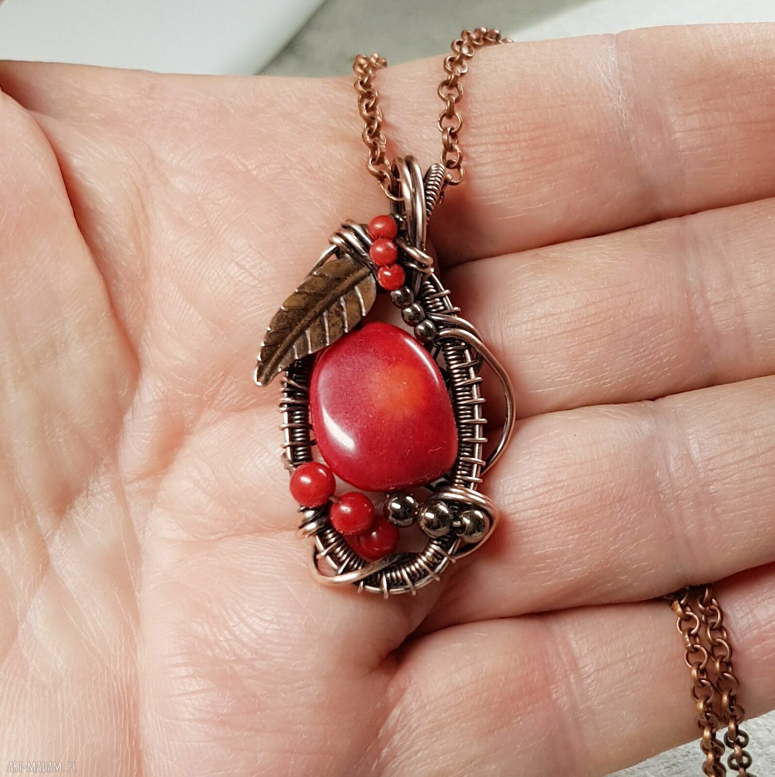 Czerwony wisiorek z naturalnym koralem - wire wrapping w miedzi (M282)