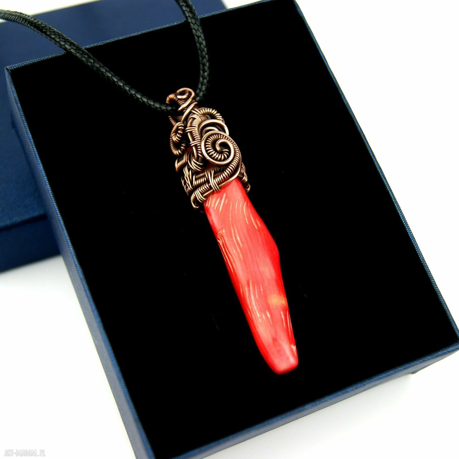 Wisiorek z koralem - handmade wire wrapping z miedzi