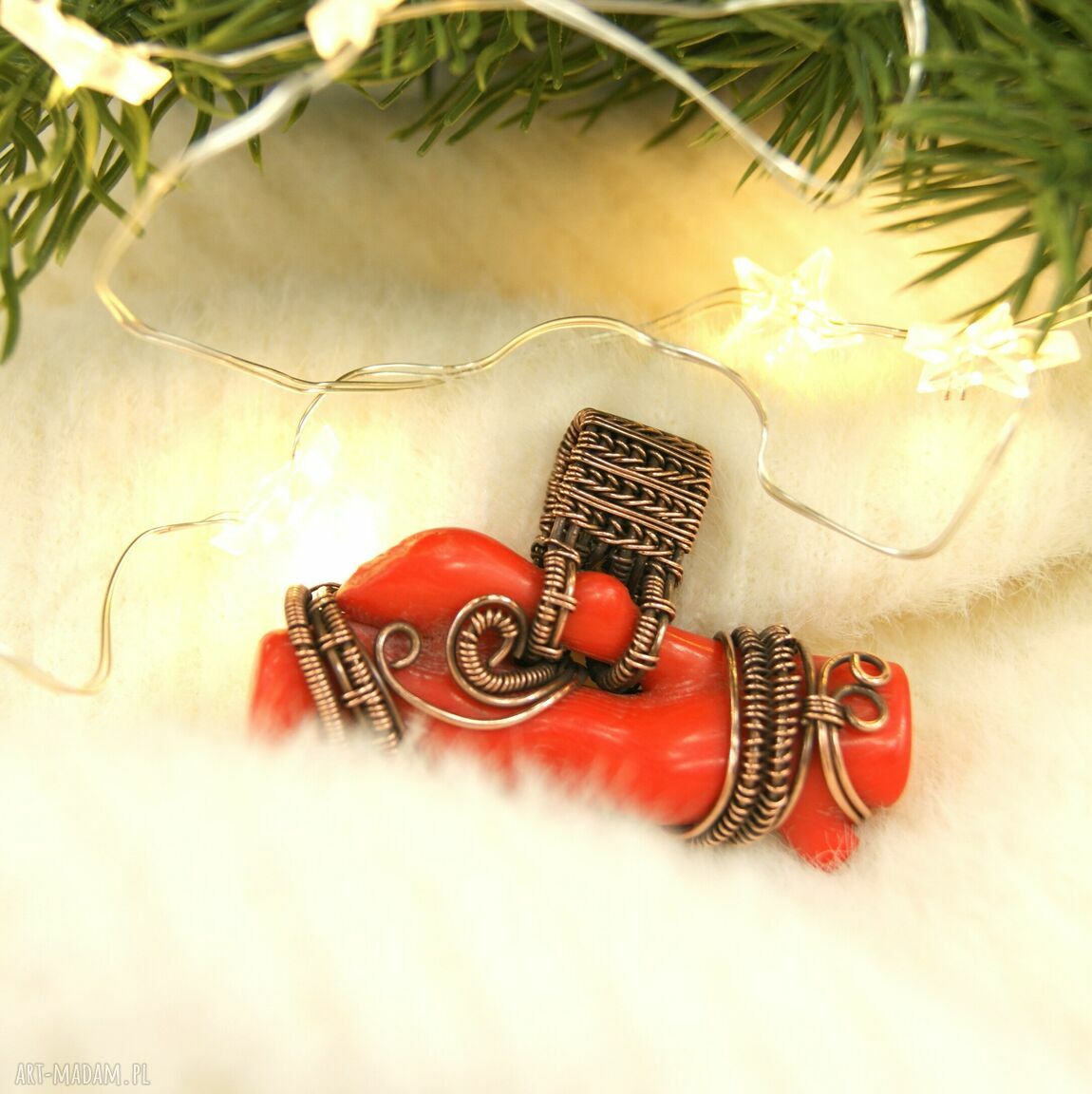Wisiorek z koralem - wire wrapping z oksydowanej miedzi