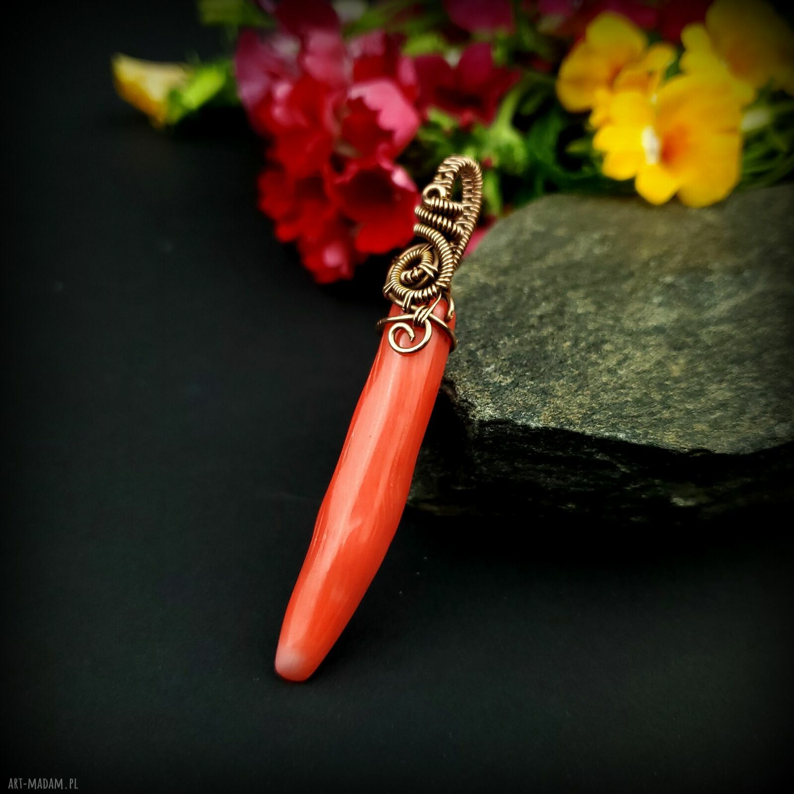 Wisiorek z koralem - ręcznie robiony wire wrapping z miedzi (Blue Pearl Art)