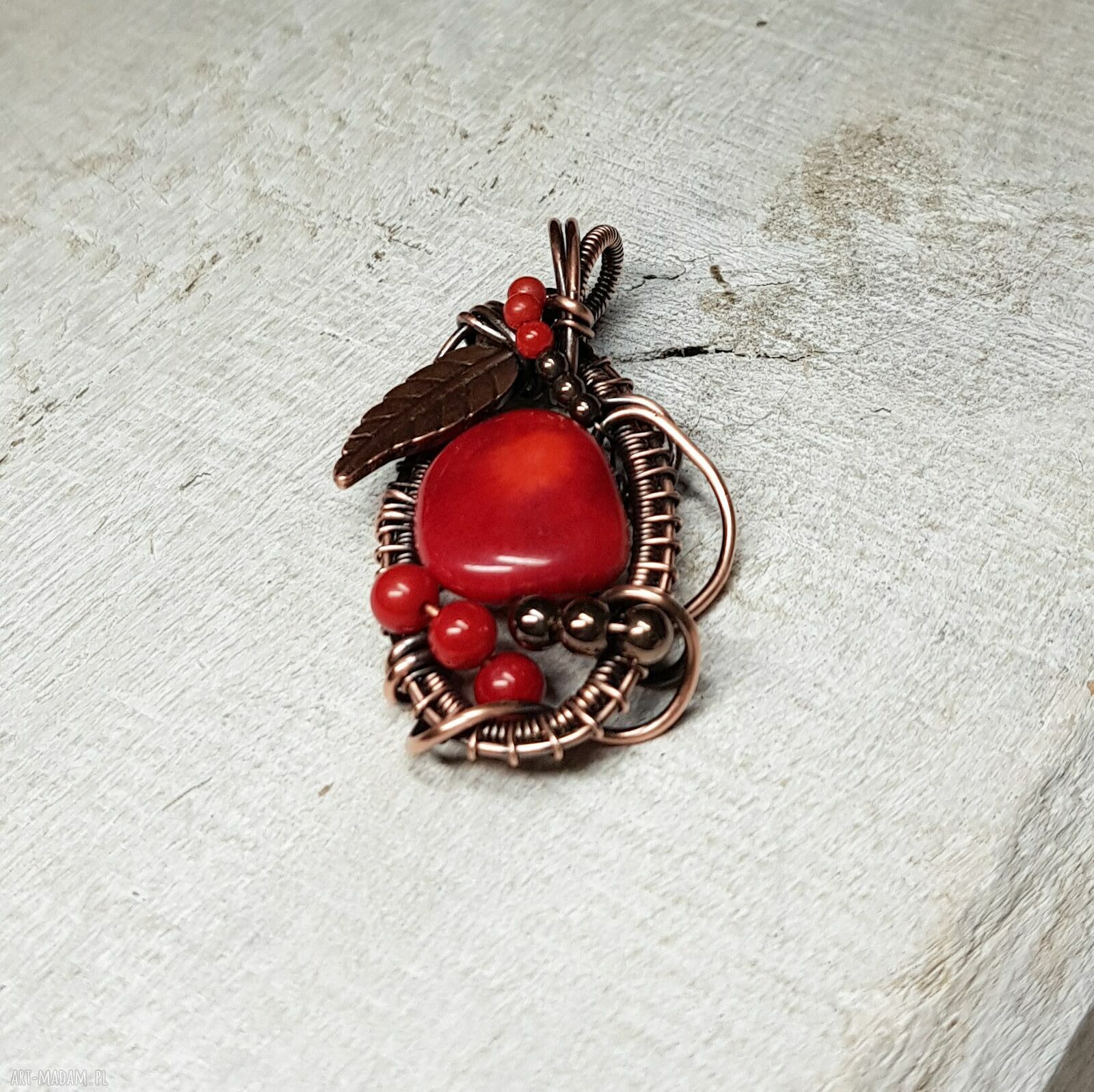 Czerwony wisiorek z naturalnym koralem - wire wrapping w miedzi M282