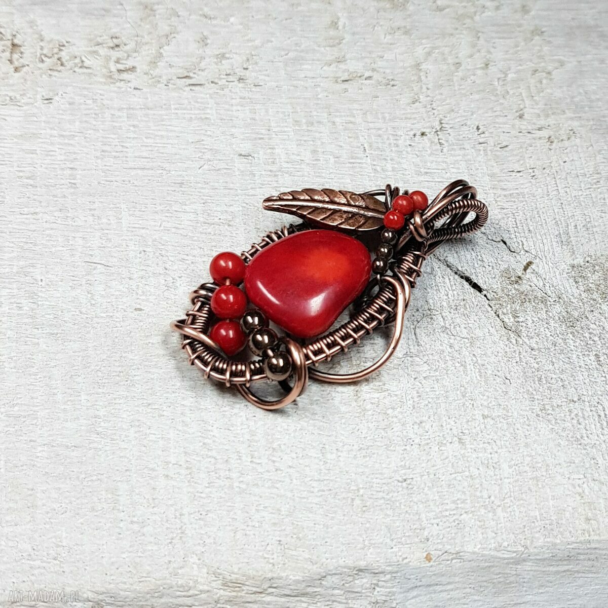 Czerwony wisiorek z naturalnym koralem - wire wrapping w miedzi (M282)