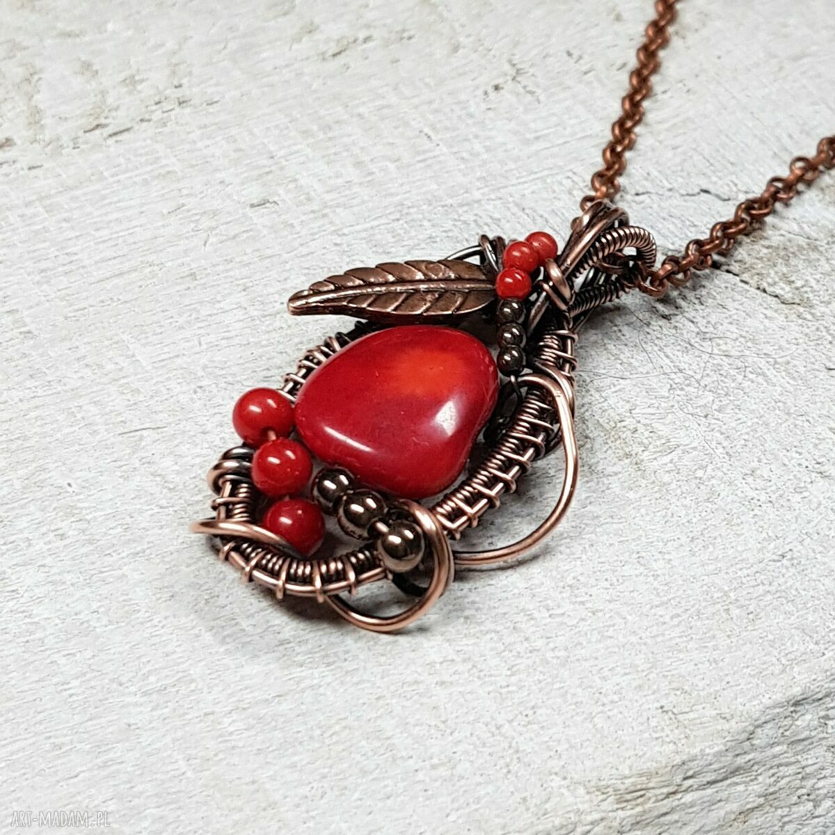 Czerwony wisiorek z naturalnym koralem - wire wrapping w miedzi (M282)