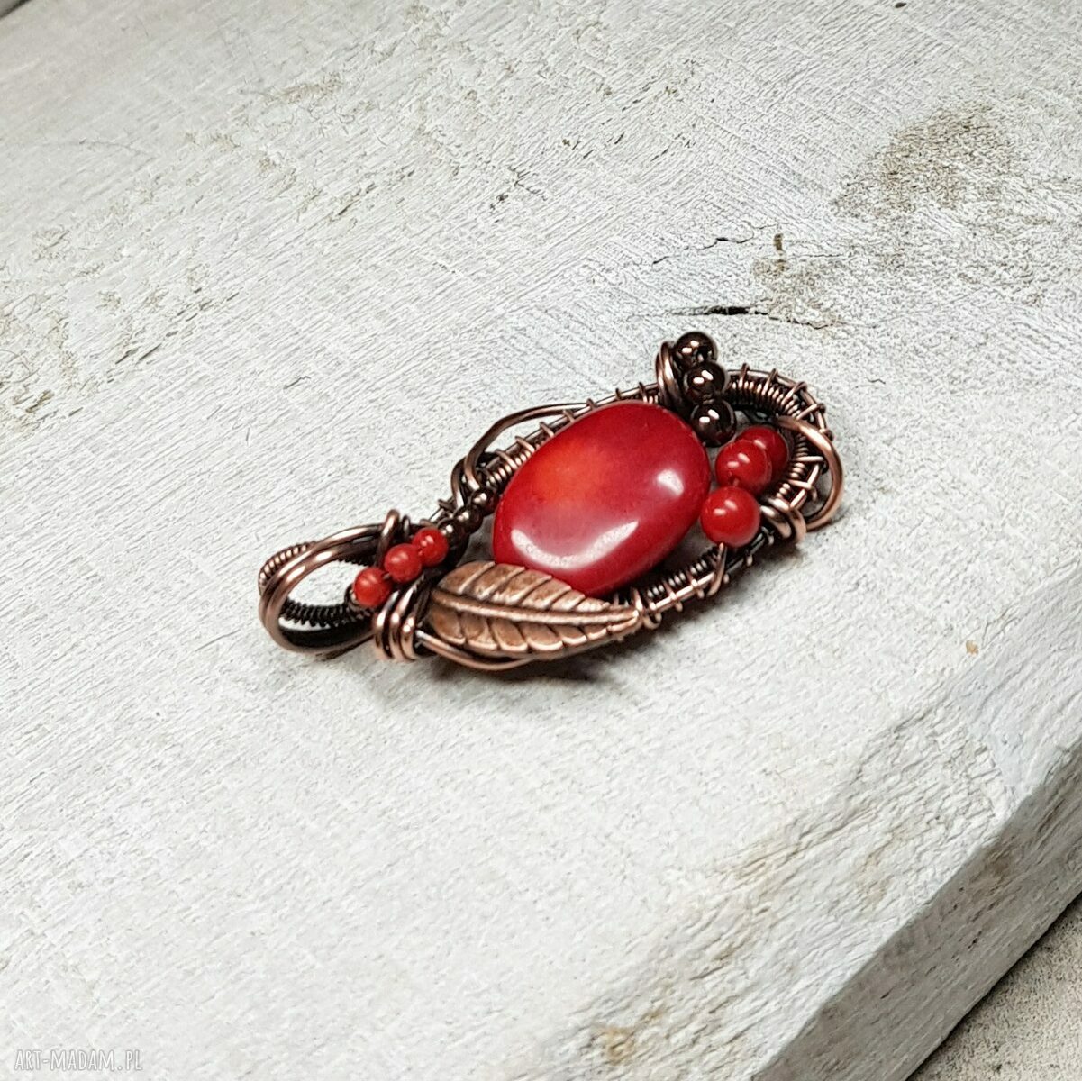 Czerwony wisiorek z naturalnym koralem - wire wrapping w miedzi (M282)